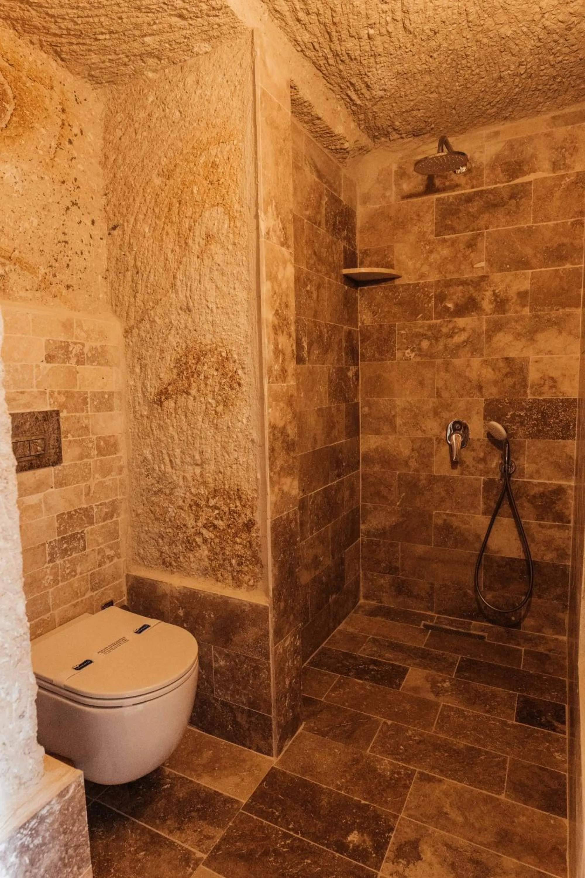 Shower in Bayar Cave Suites Special Class