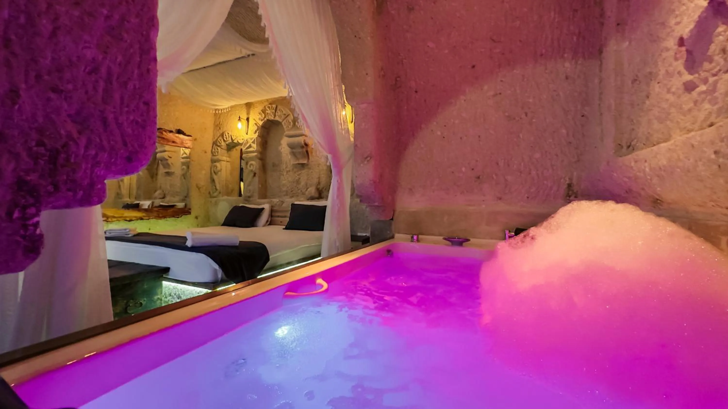 Hot Tub in Bayar Cave Suites Special Class