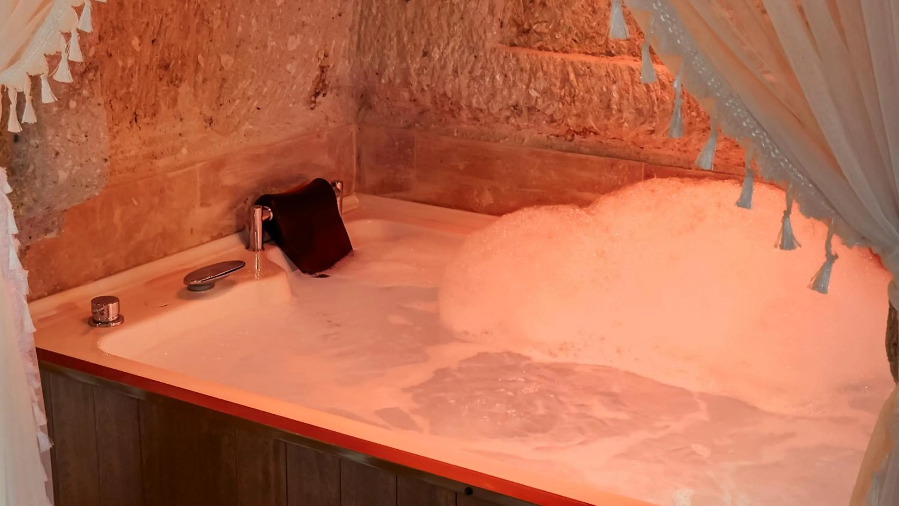 Hot Tub in Bayar Cave Suites Special Class