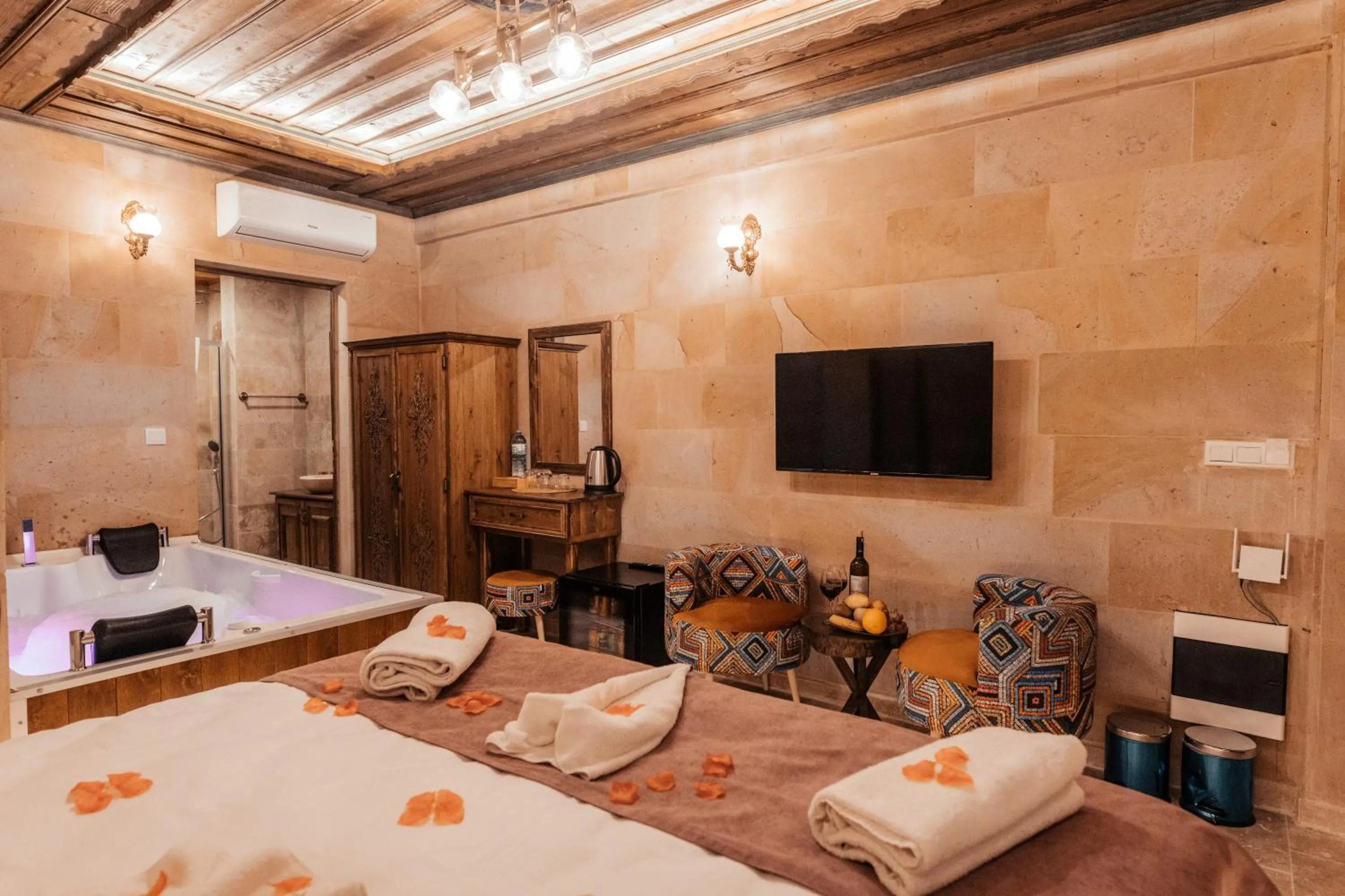 Photo of the whole room, Bed in Bayar Cave Suites Special Class