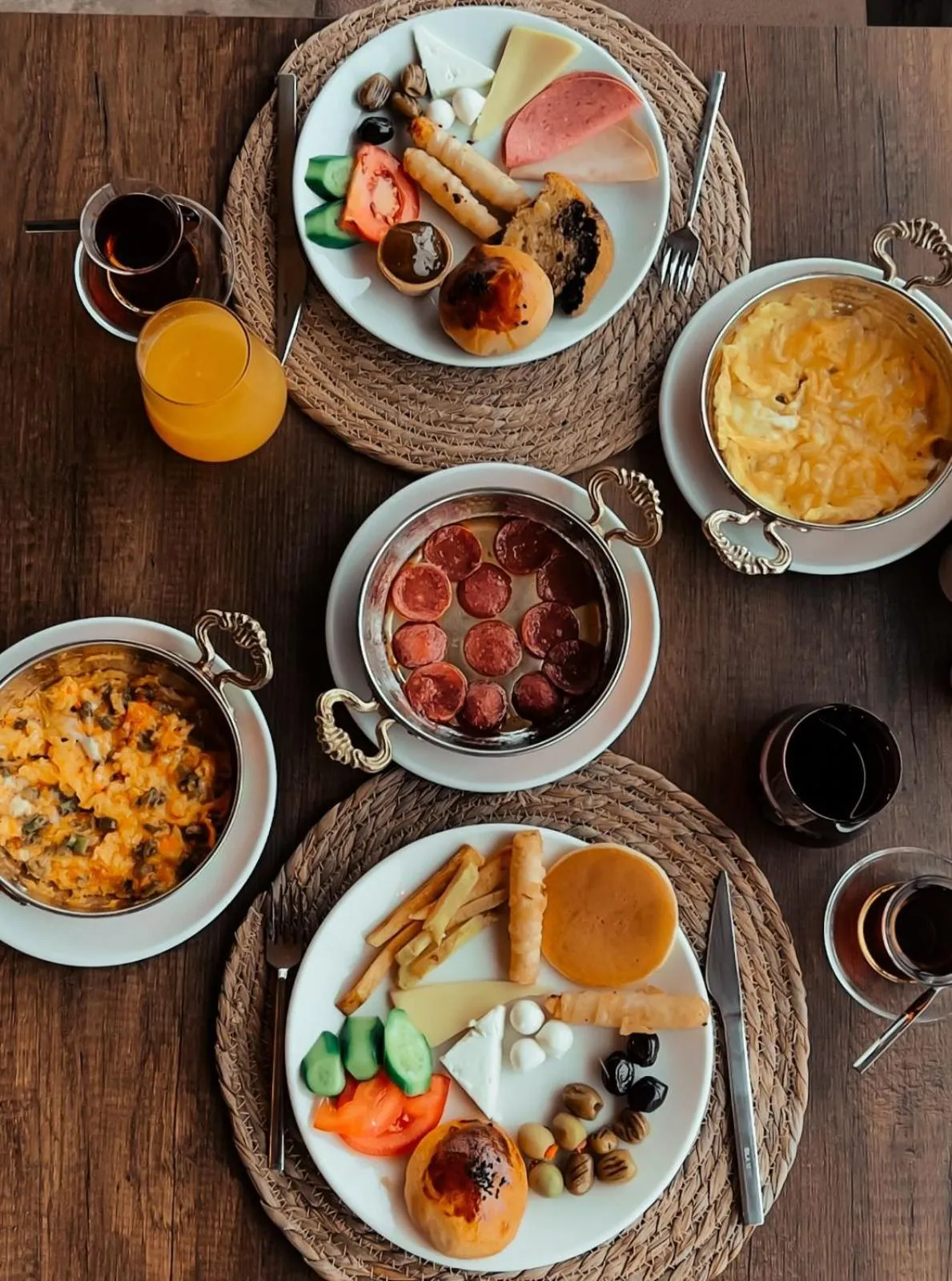 Restaurant/places to eat in Bayar Cave Suites Special Class