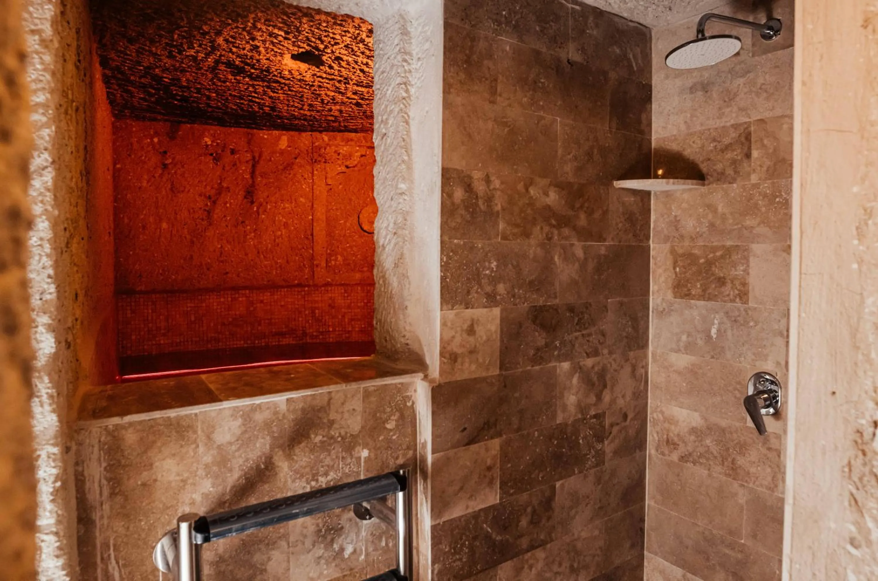 Shower in Bayar Cave Suites Special Class