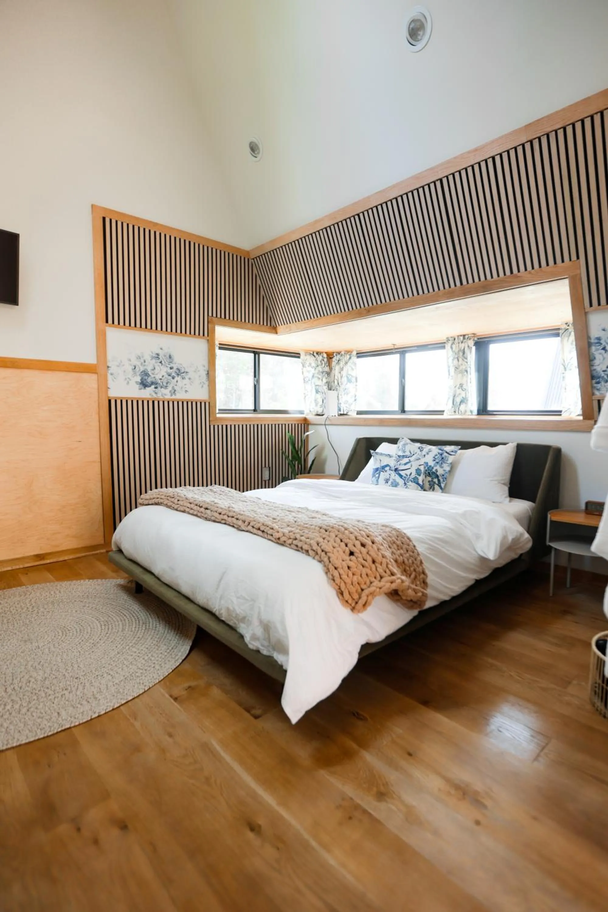Photo of the whole room, Bed in Finger Lakes Treehouse