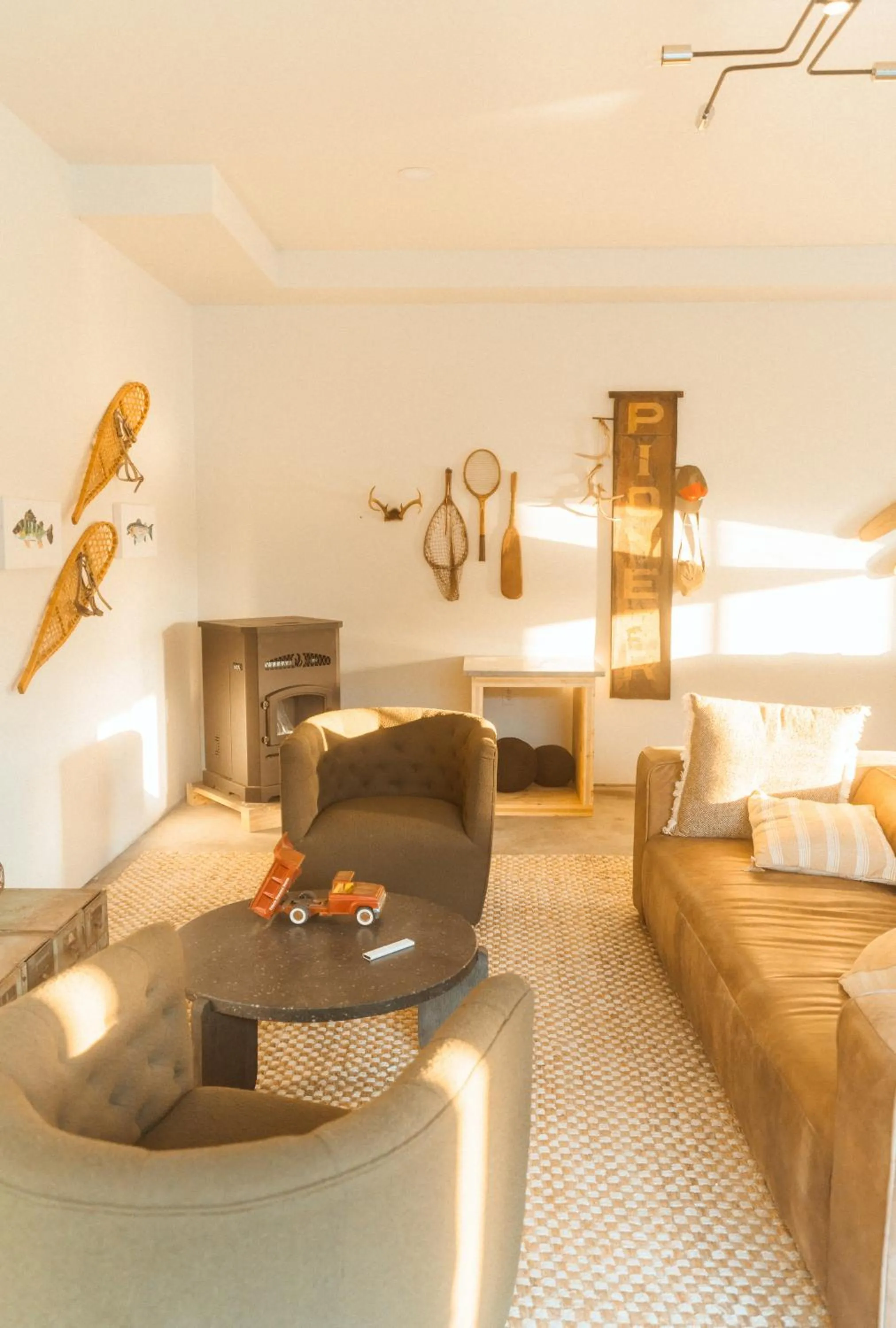 Communal lounge/ TV room, Bed in Finger Lakes Treehouse