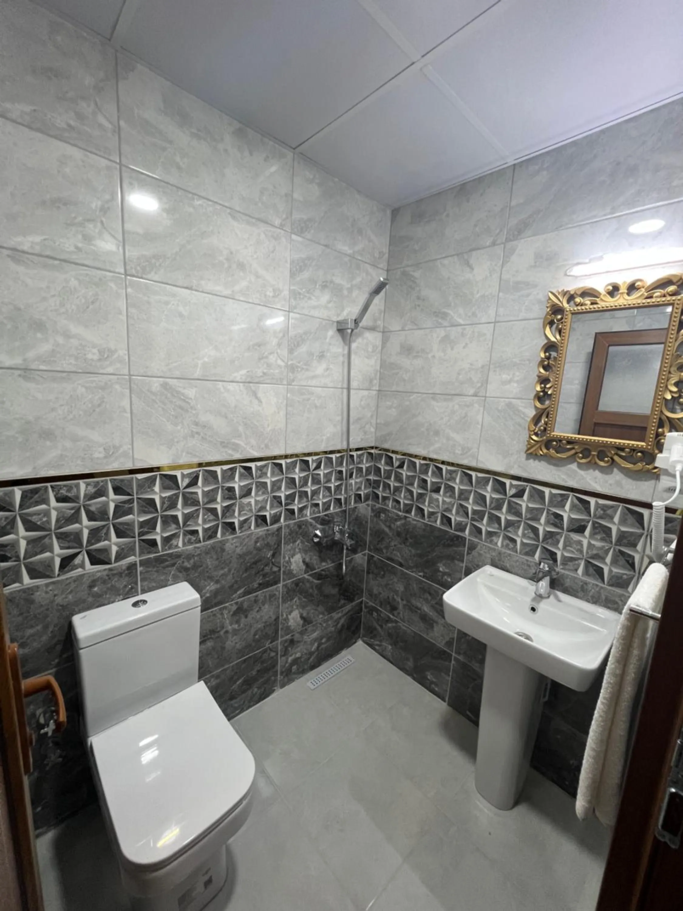 Shower in MİRHAN HOTEL