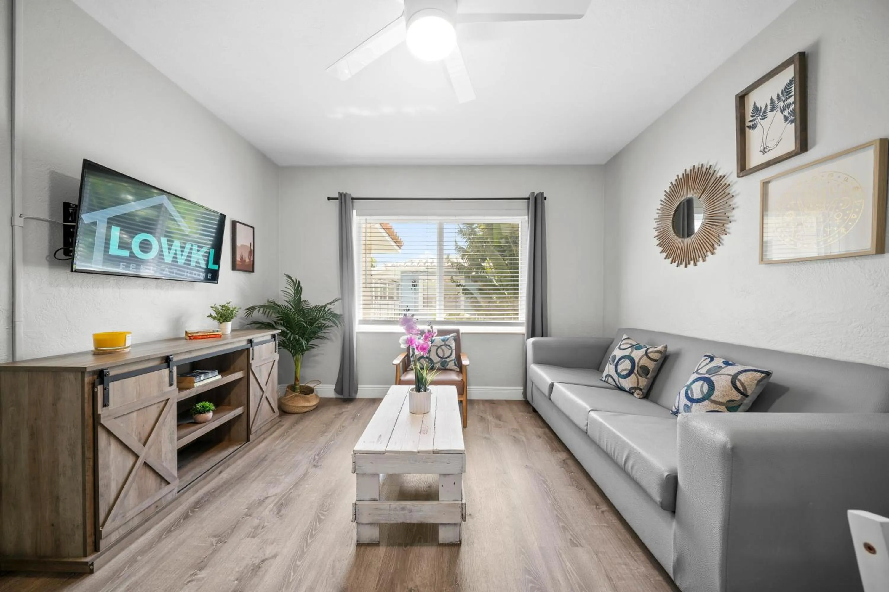 TV and multimedia in The Leeward Apartments By Lowkl