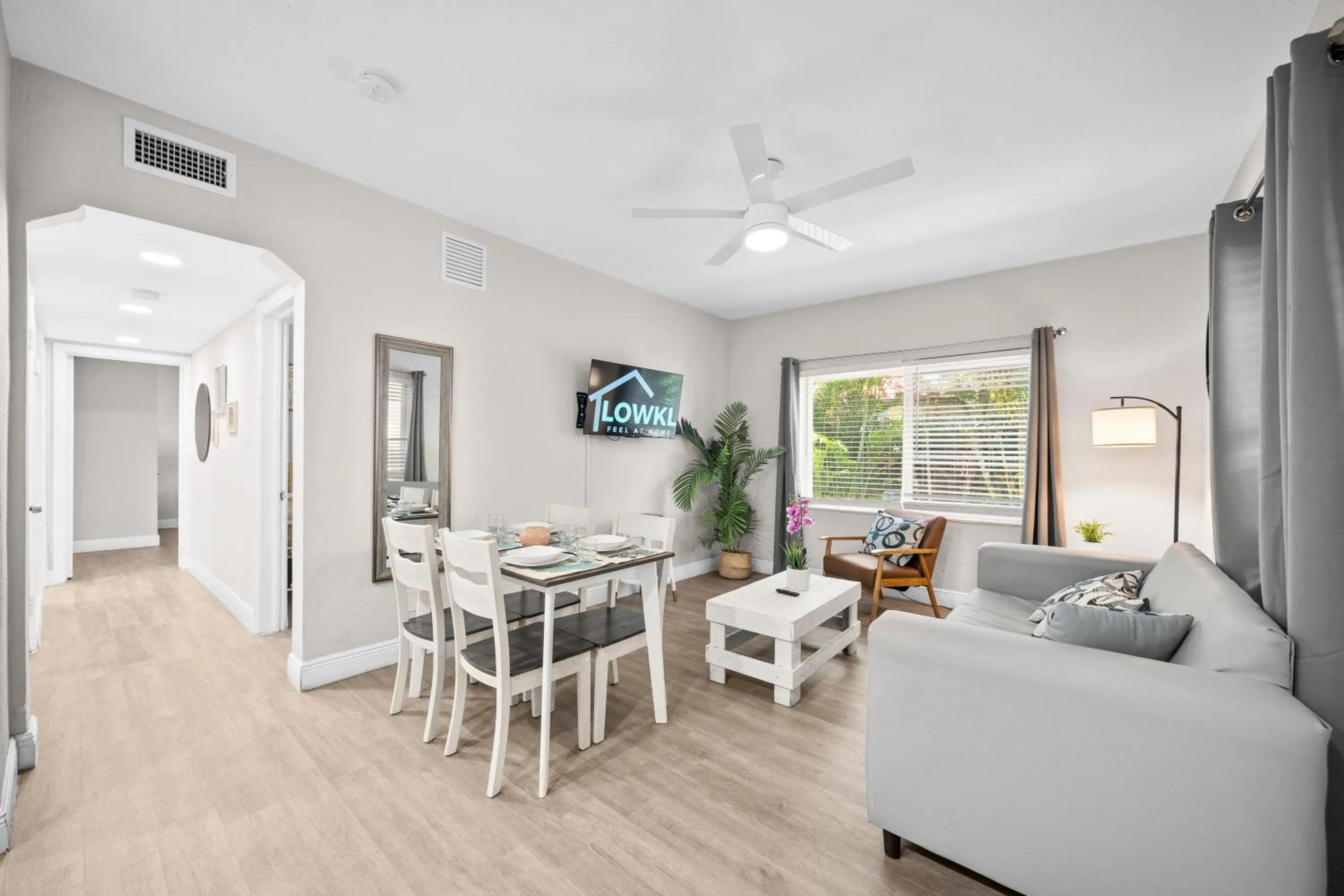 TV and multimedia in The Leeward Apartments By Lowkl