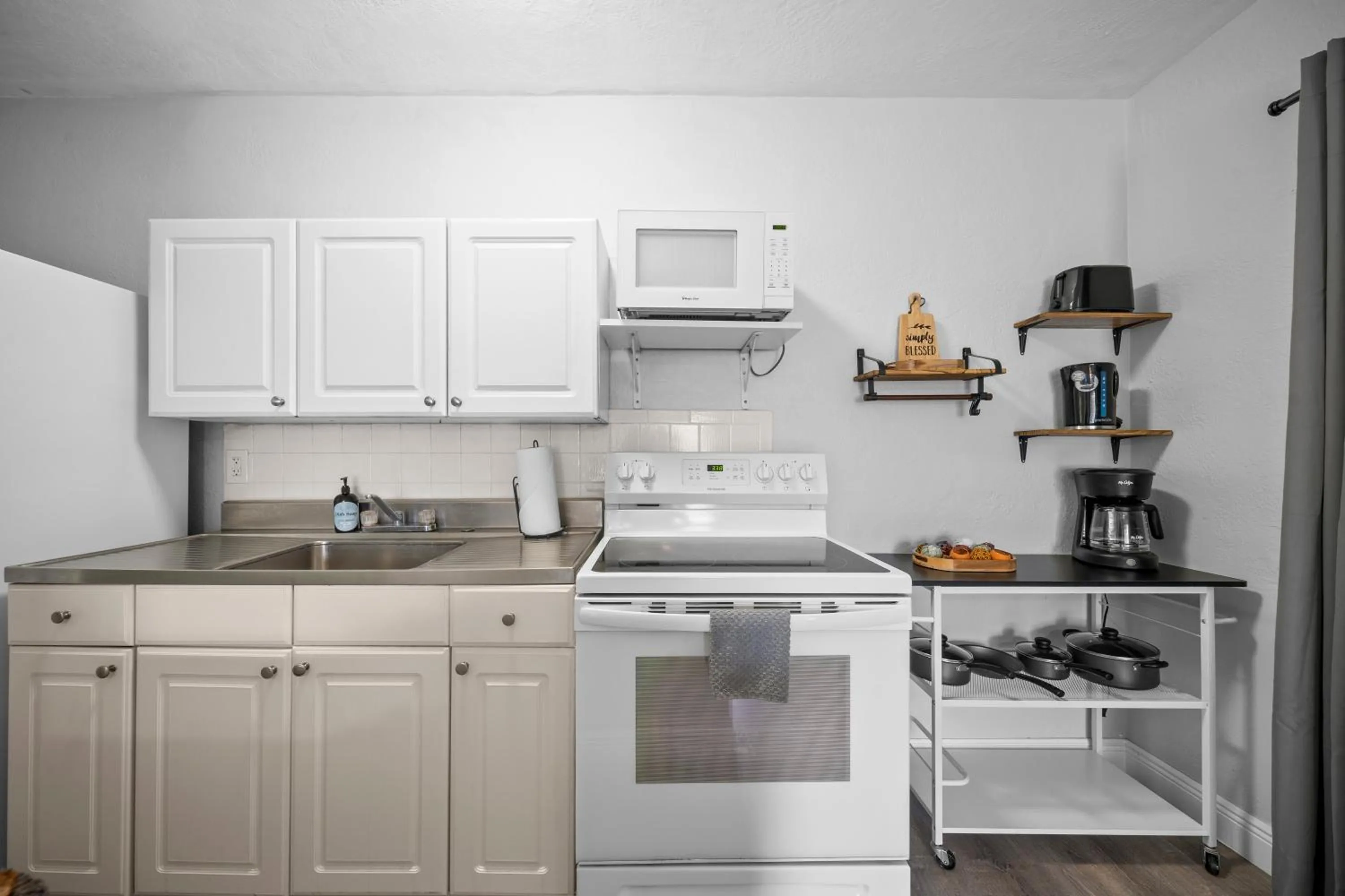 Coffee/tea facilities in The Leeward Apartments By Lowkl