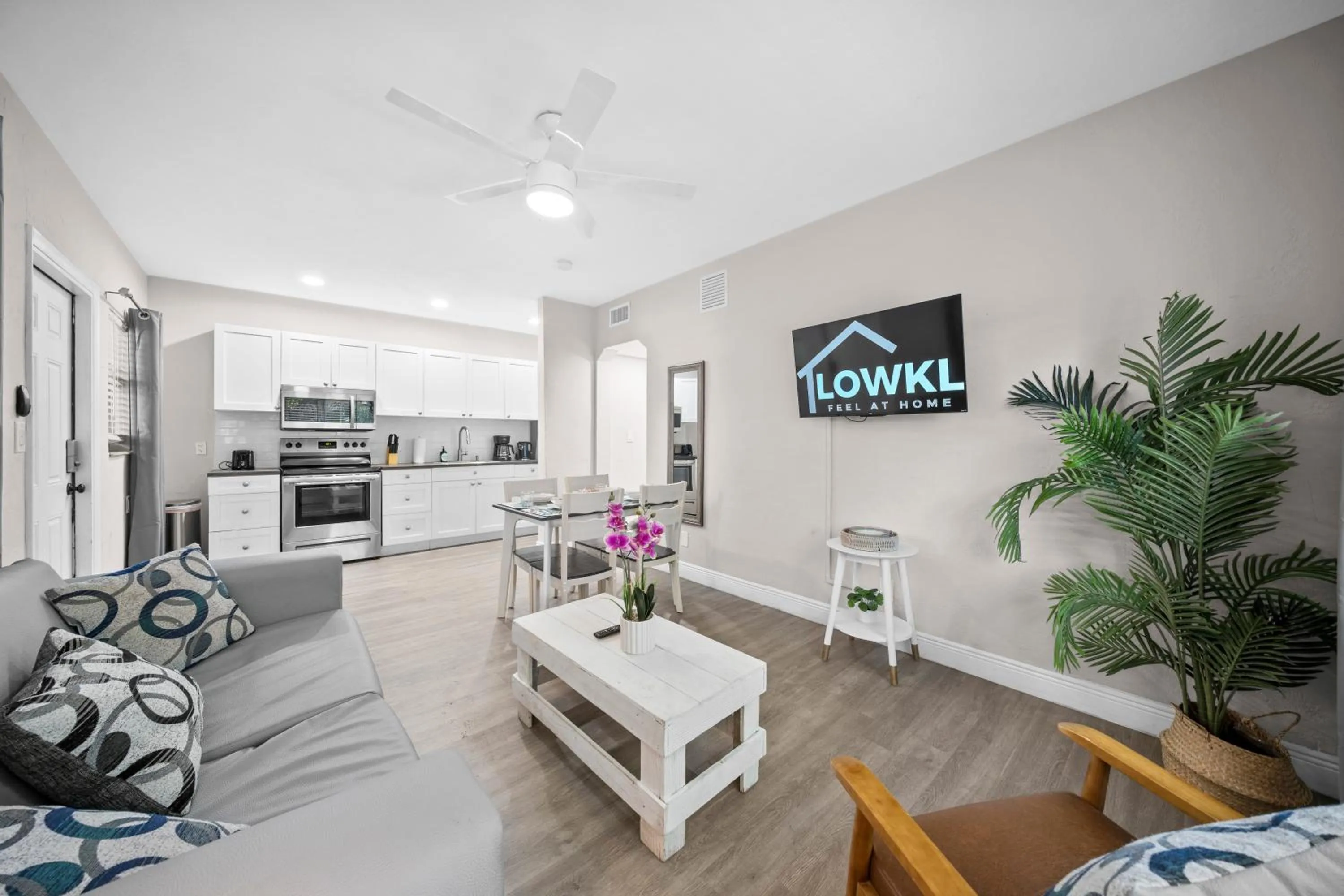 TV and multimedia in The Leeward Apartments By Lowkl