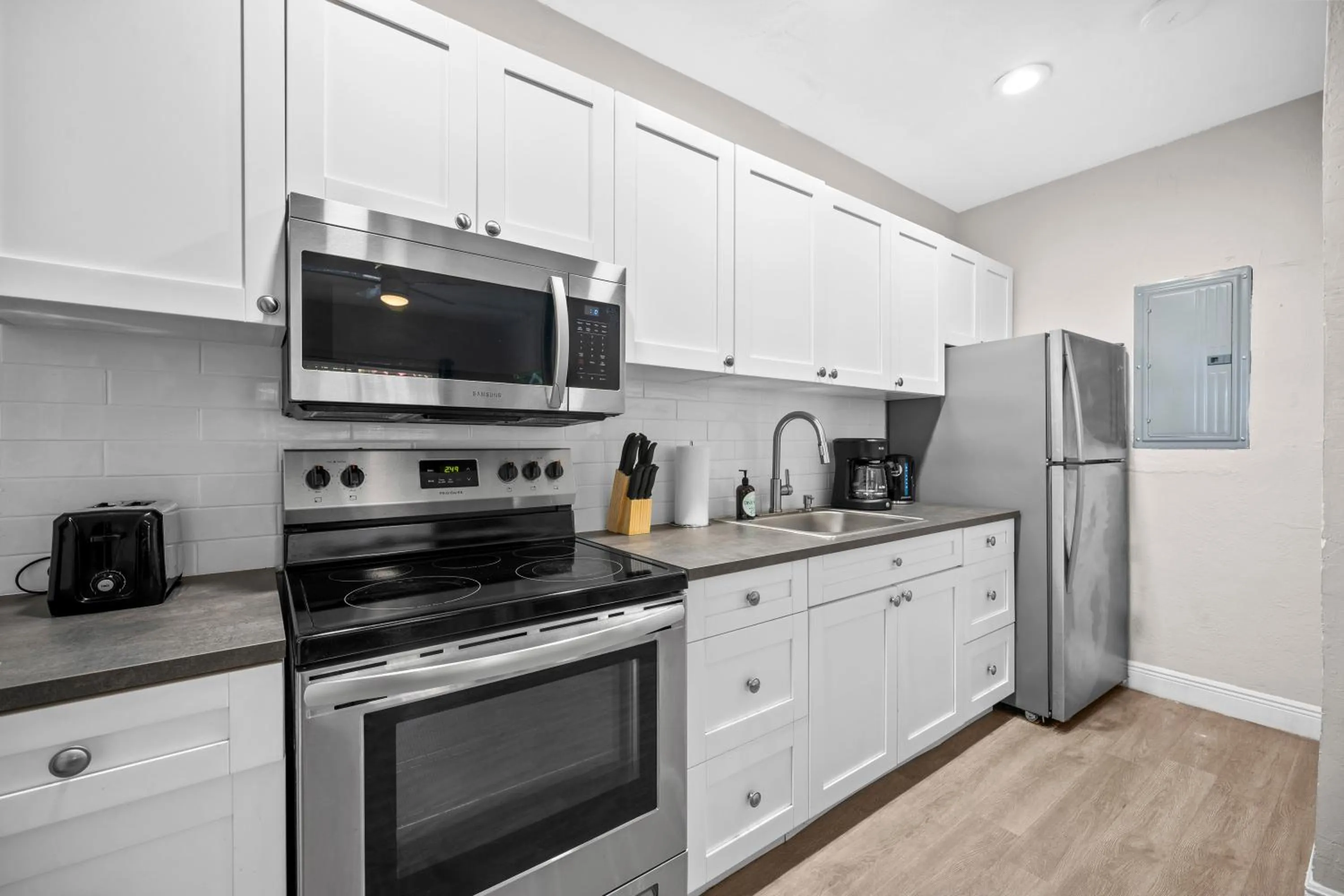 Coffee/tea facilities in The Leeward Apartments By Lowkl