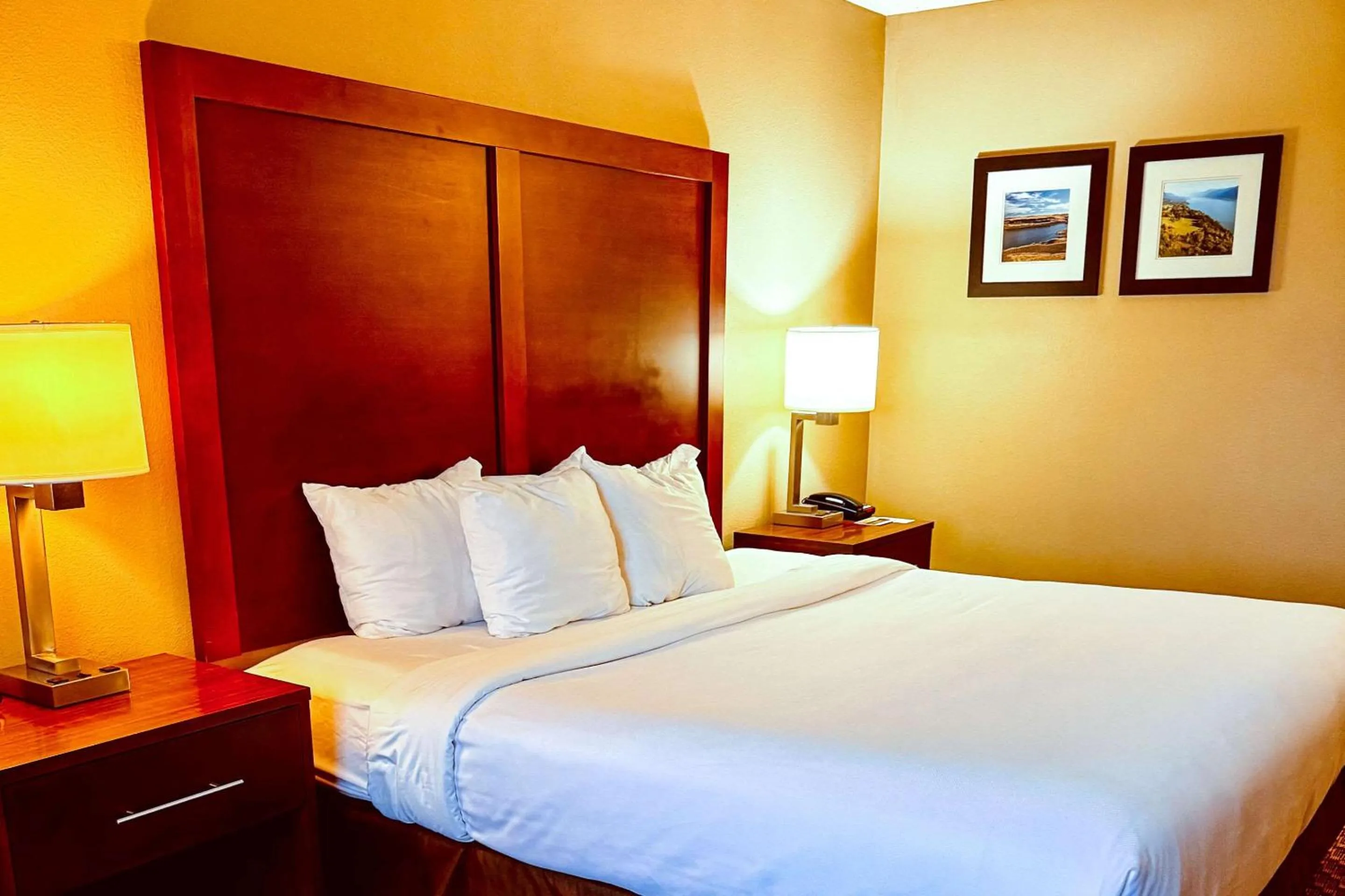 Bedroom, Bed in Comfort Inn Colville