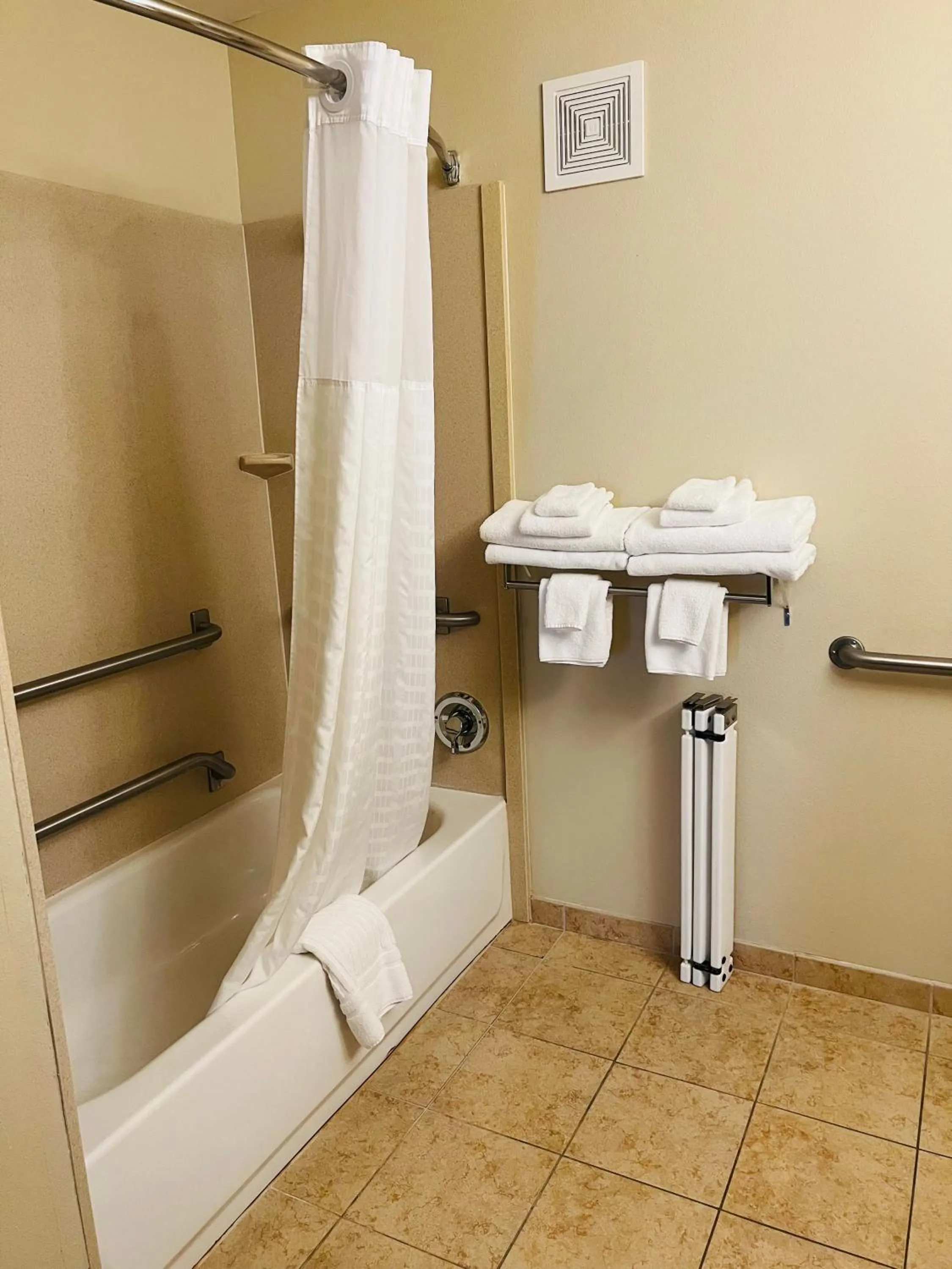Shower in Comfort Inn Colville