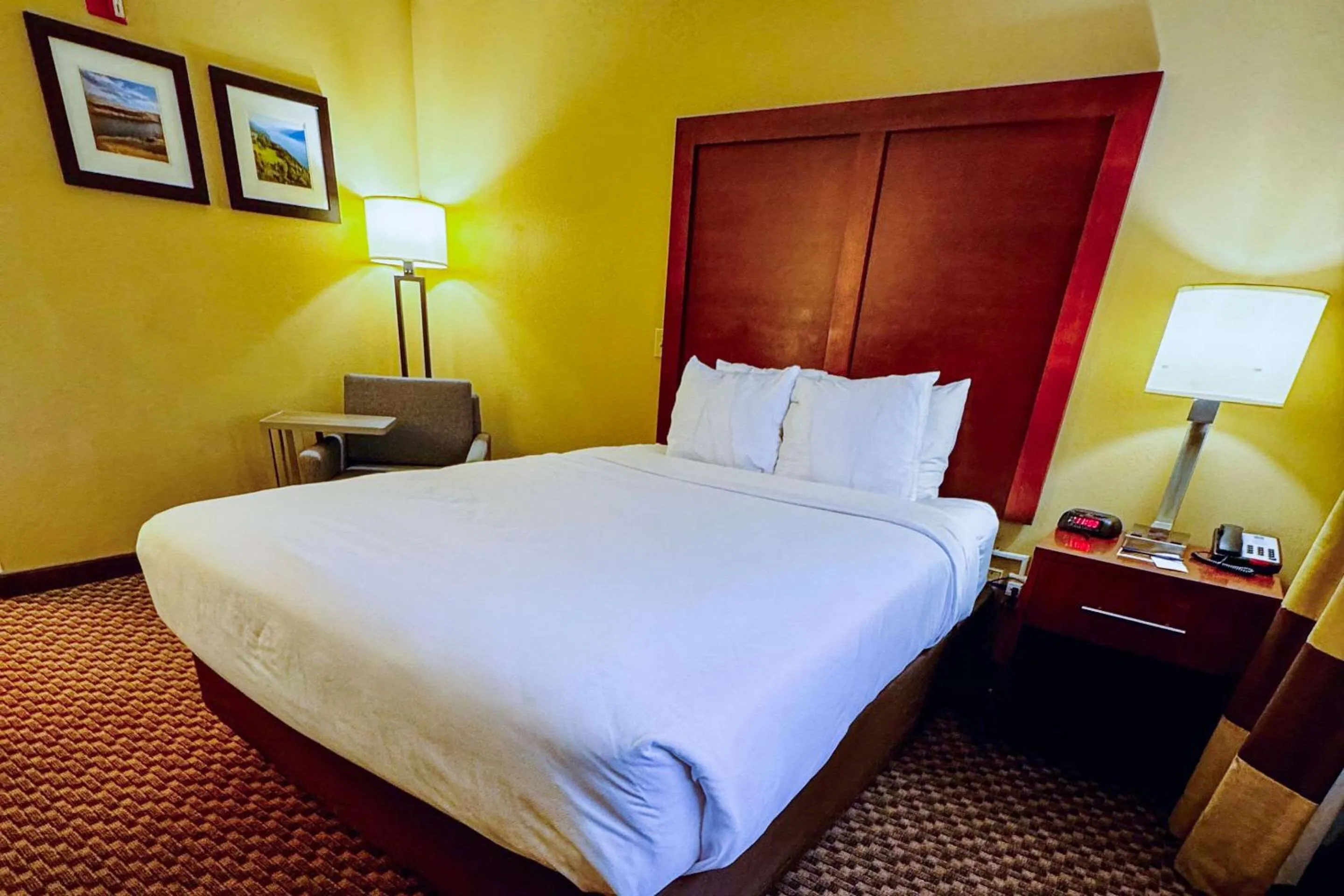 Bedroom, Bed in Comfort Inn Colville