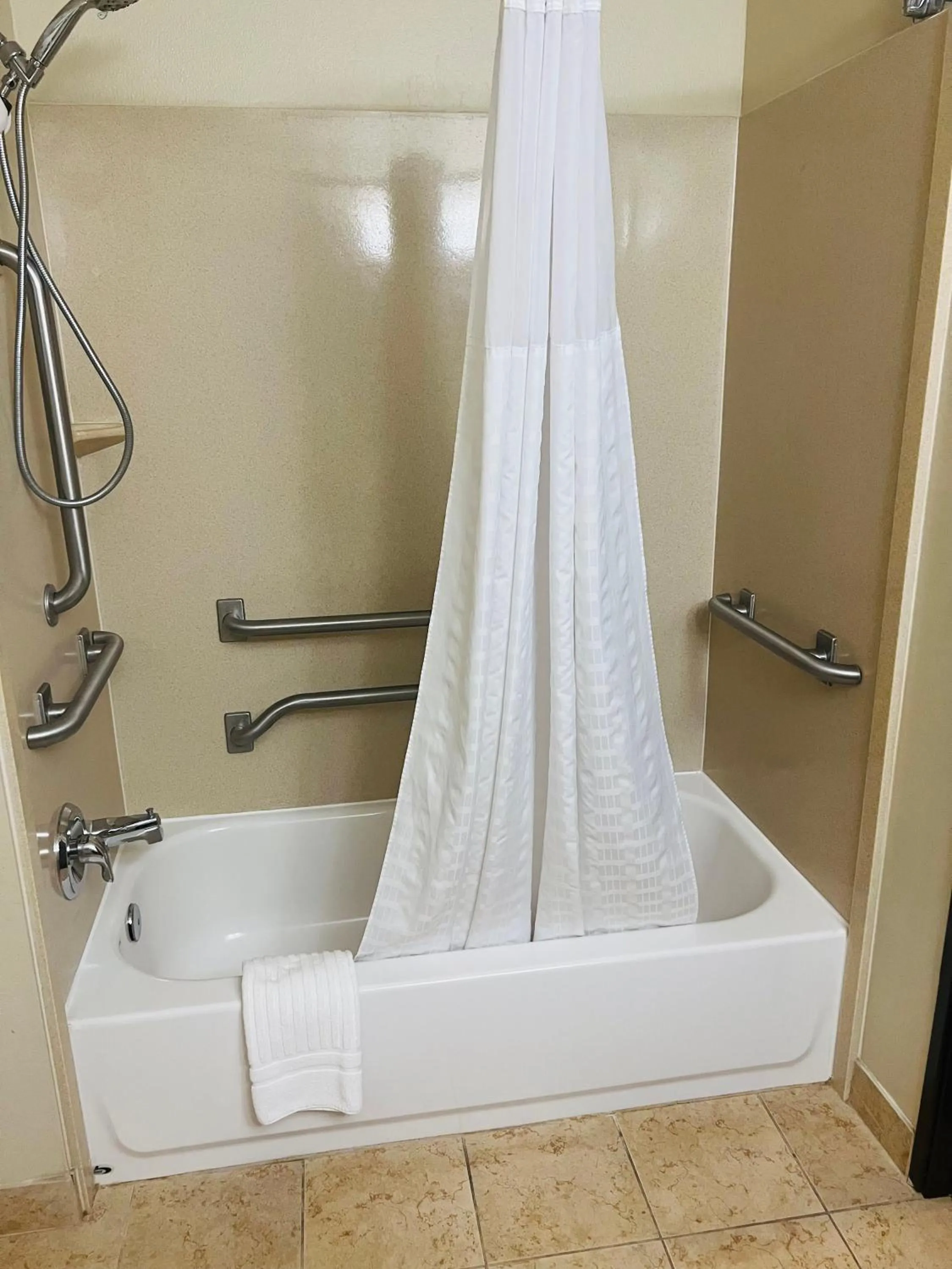 Bath in Comfort Inn Colville