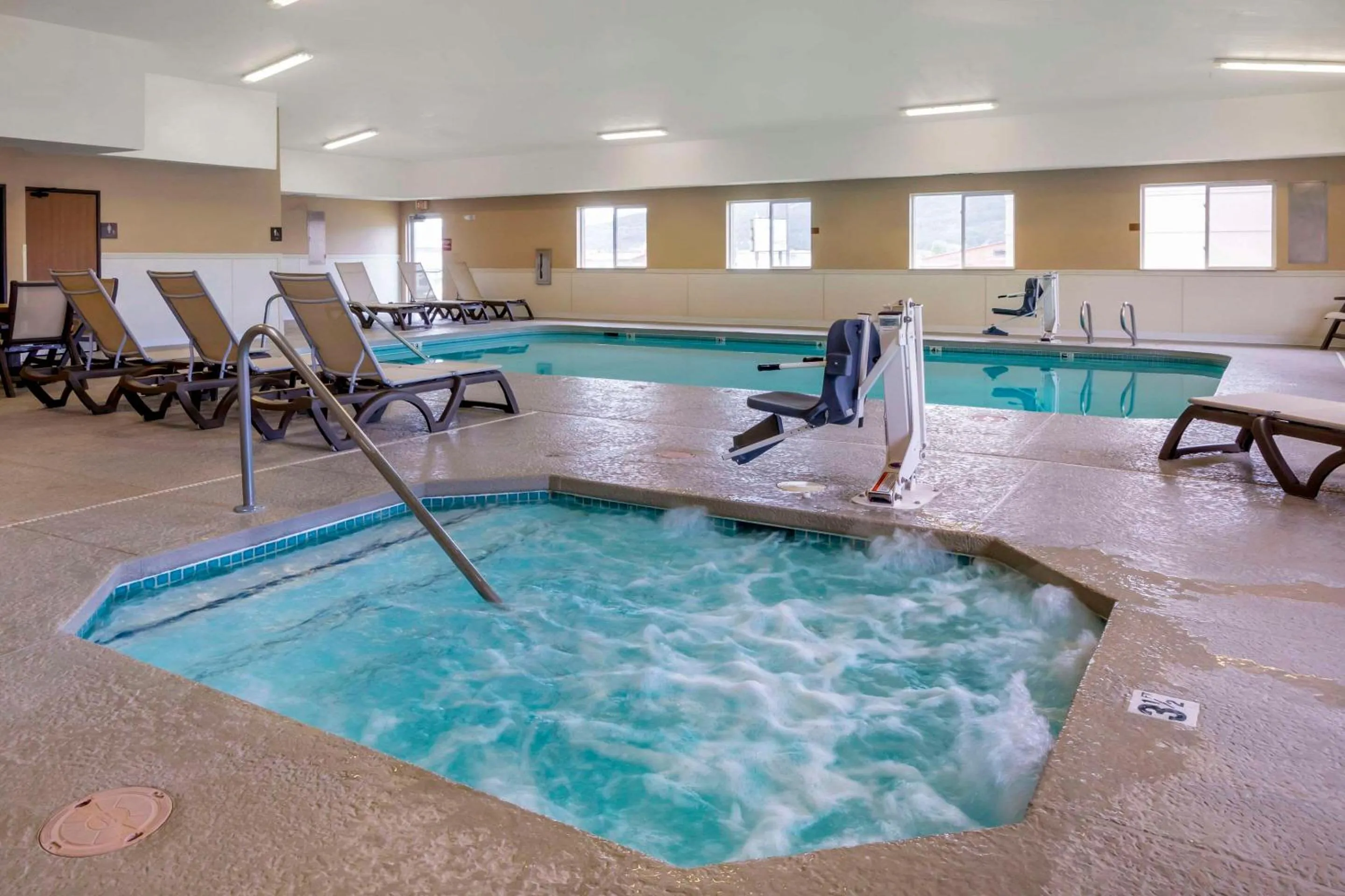 Swimming pool in Comfort Inn Colville