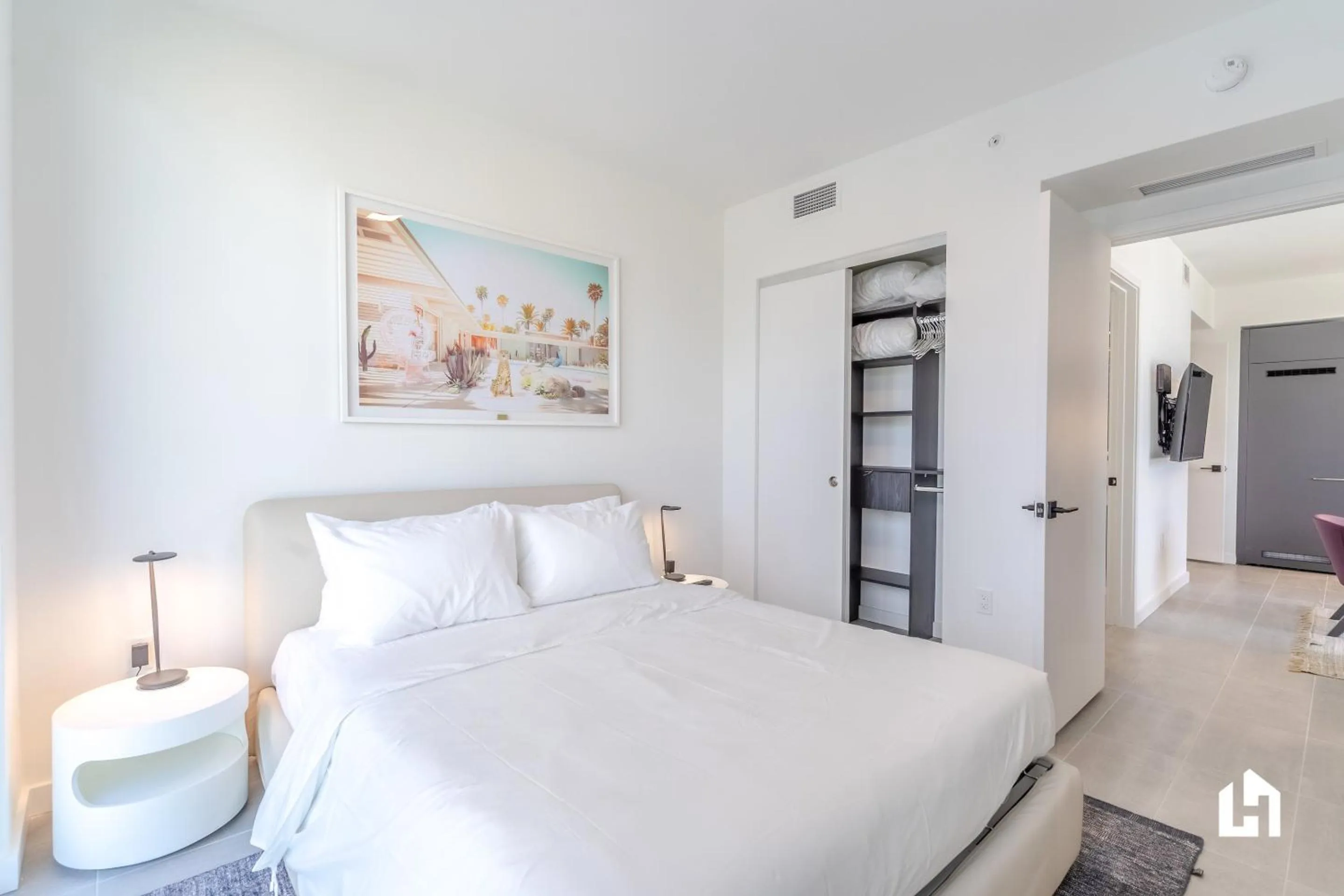 Bed in Downtown Miami Condos by Lua Host