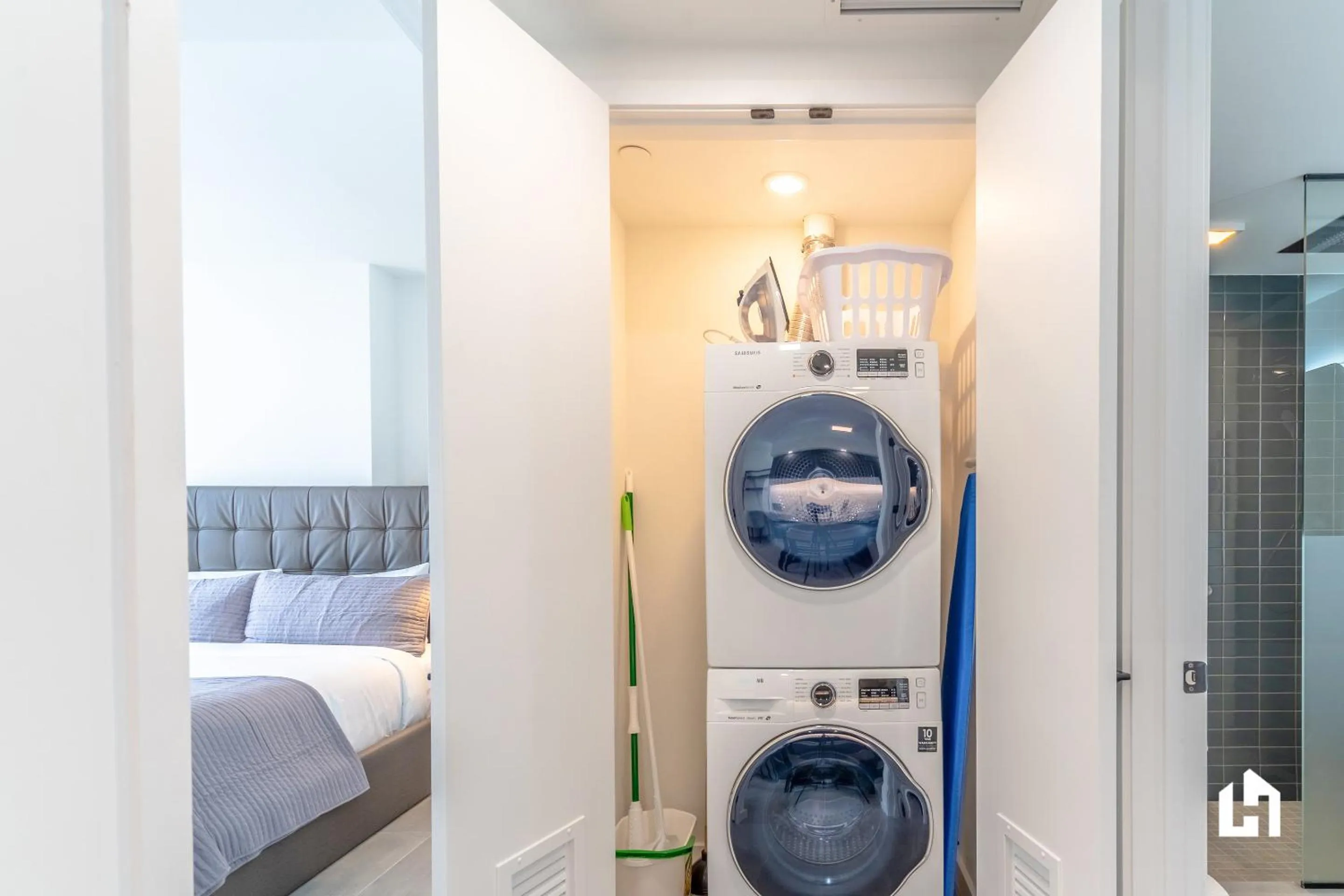 washing machine, Bed in Downtown Miami Condos by Lua Host