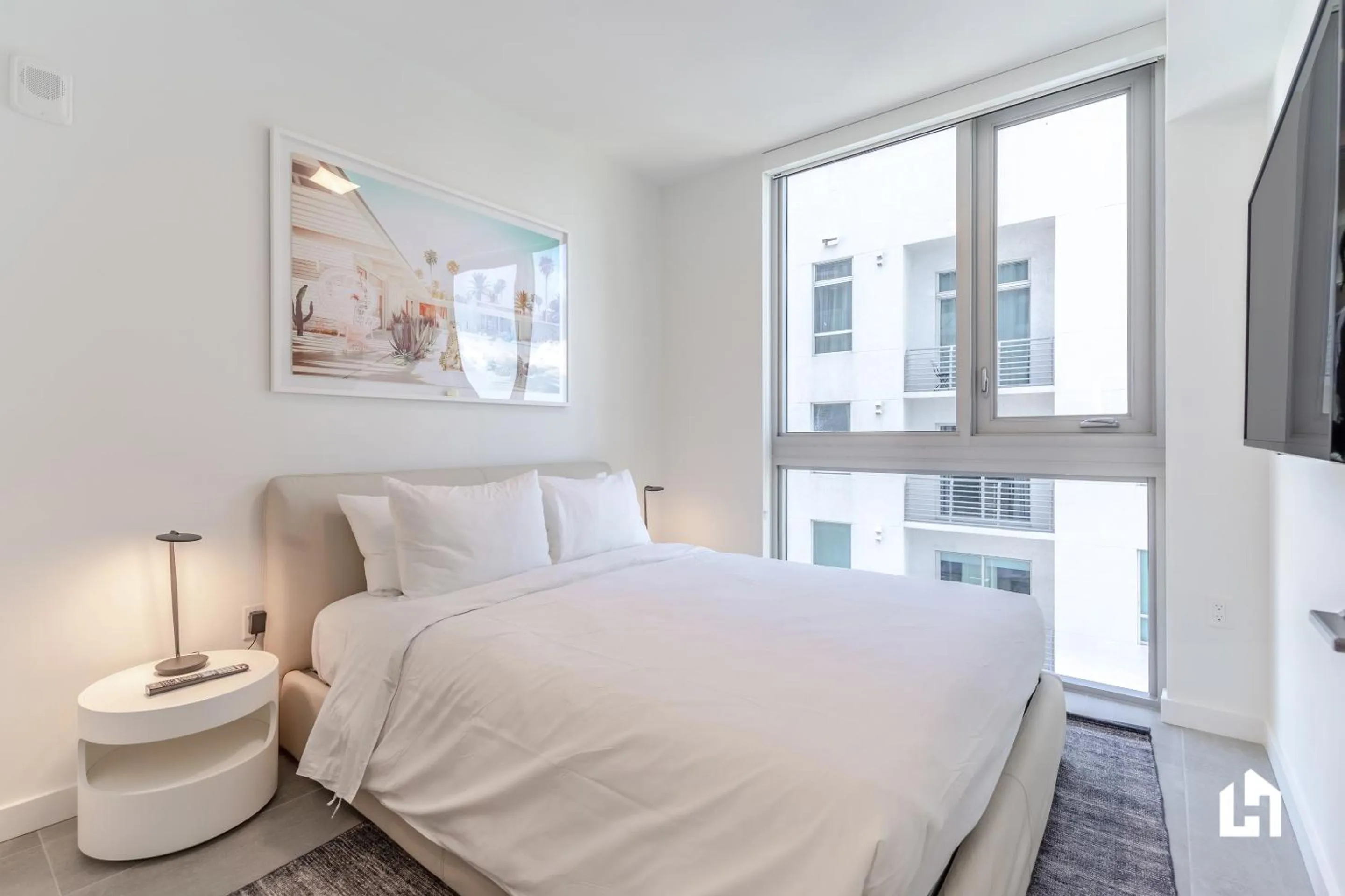 Bed in Downtown Miami Condos by Lua Host