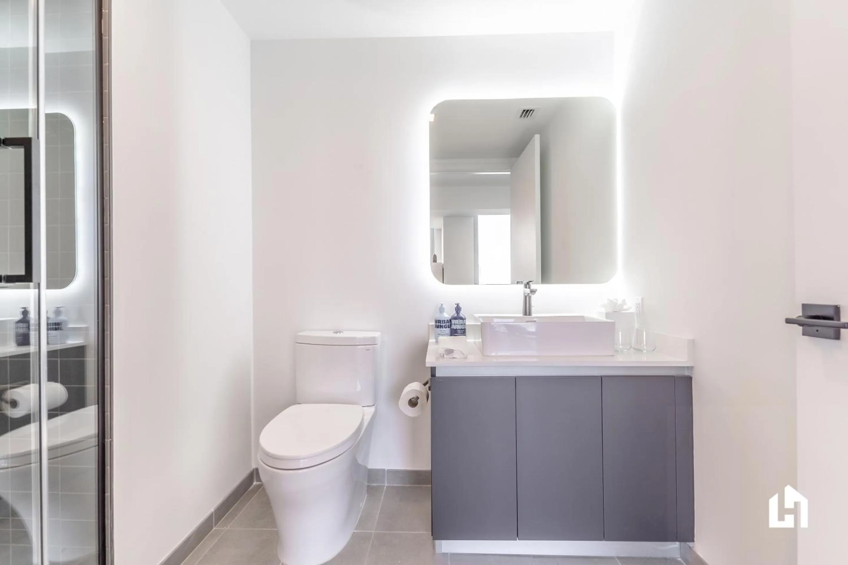 Bathroom in Downtown Miami Condos by Lua Host