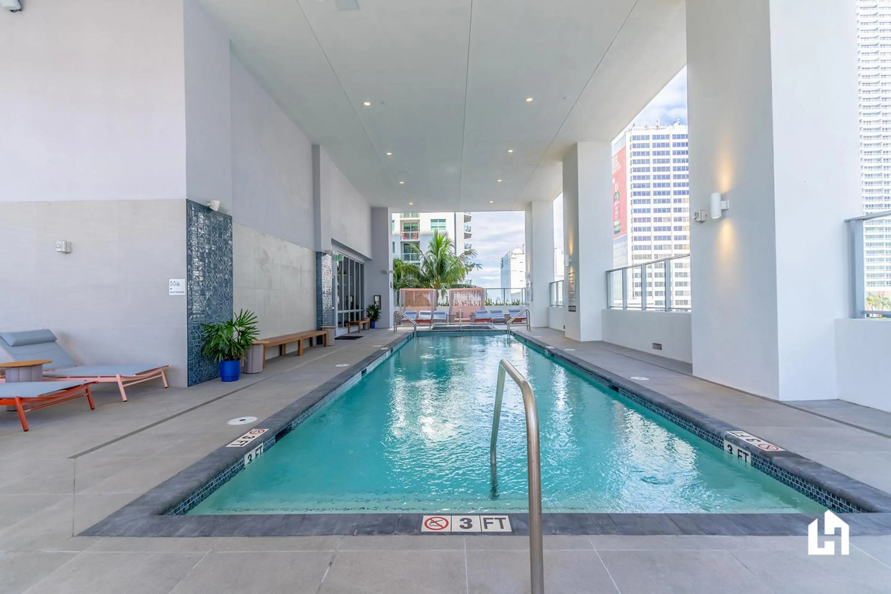 Swimming pool in Downtown Miami Condos by Lua Host