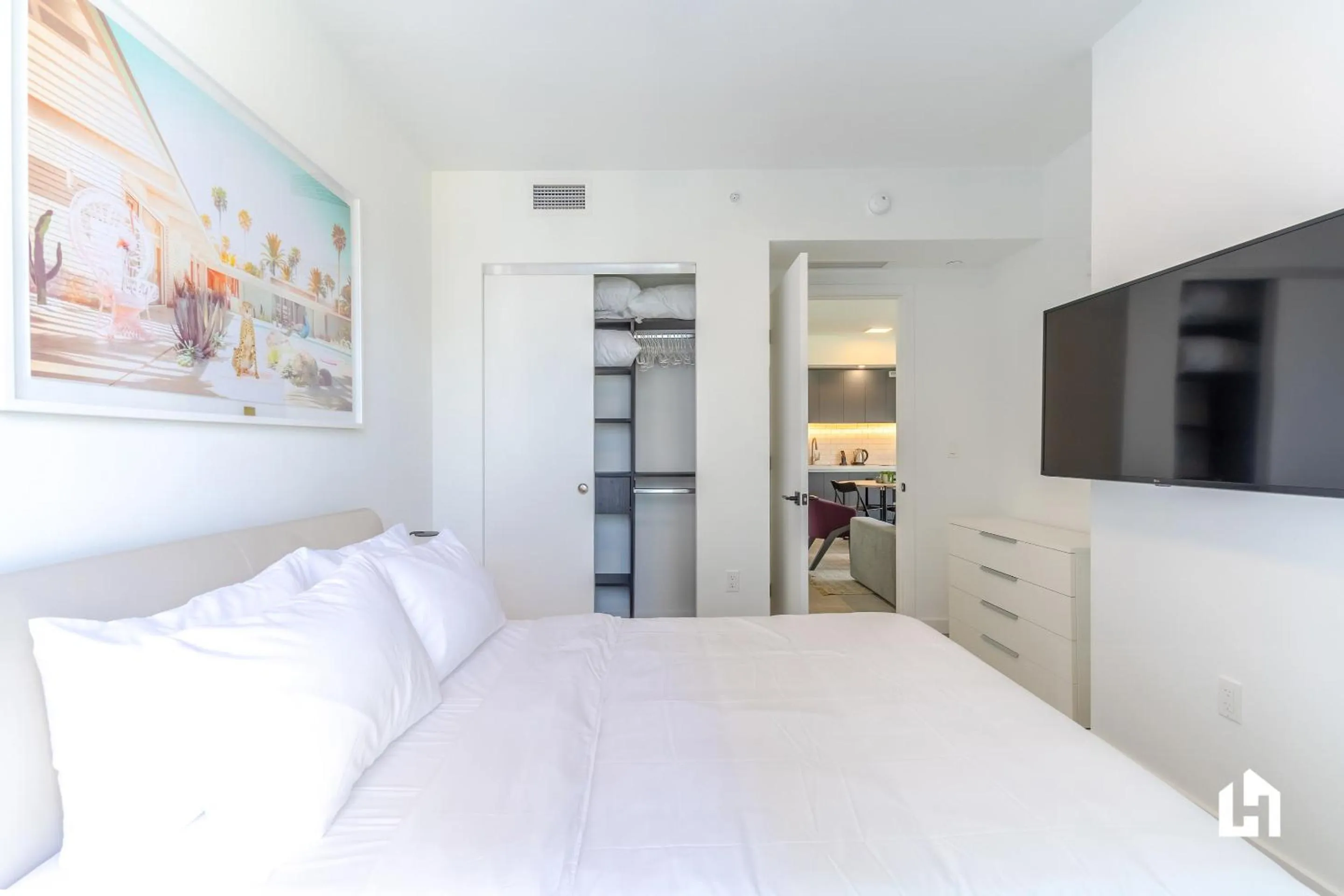 TV and multimedia, Bed in Downtown Miami Condos by Lua Host