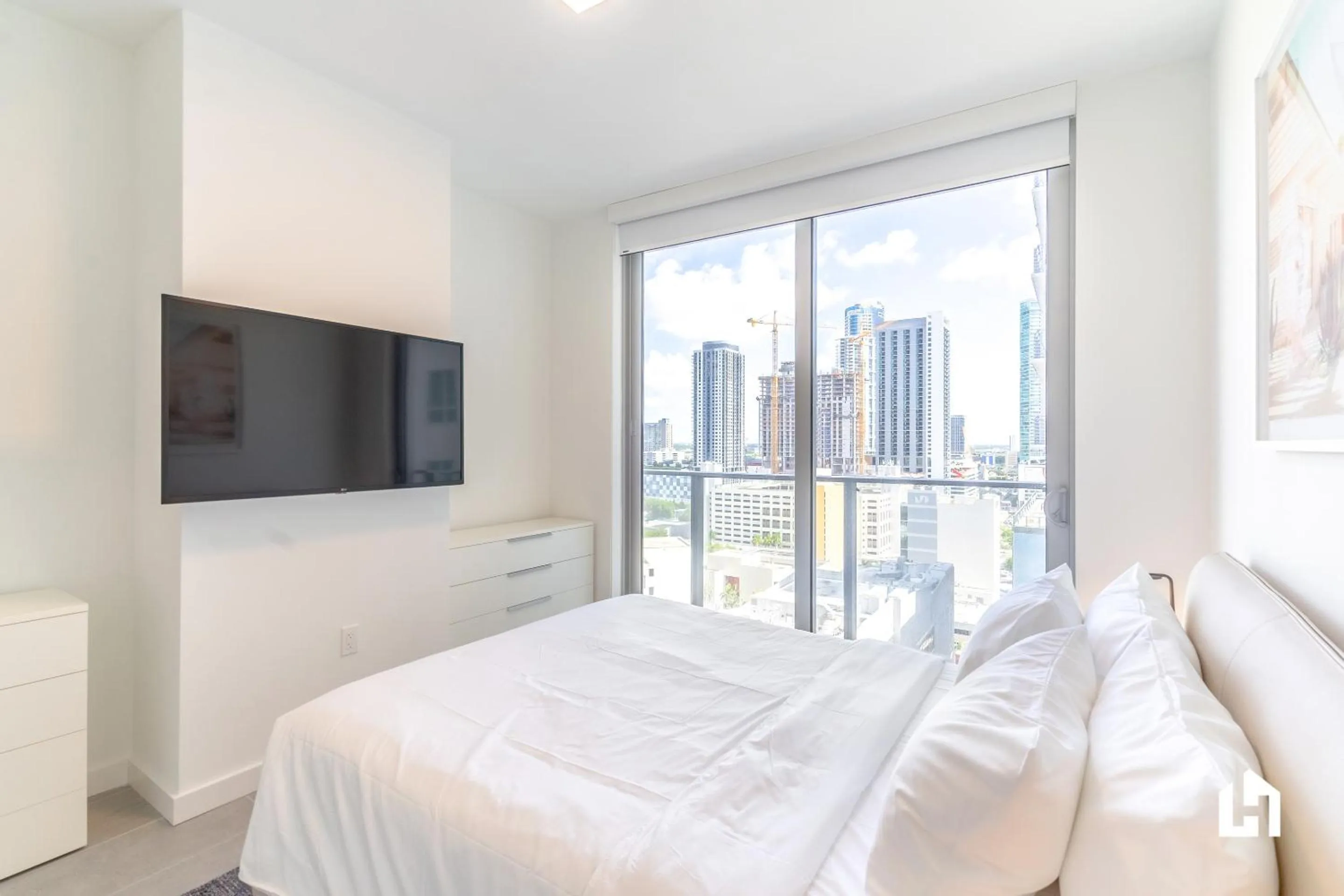 Bed in Downtown Miami Condos by Lua Host