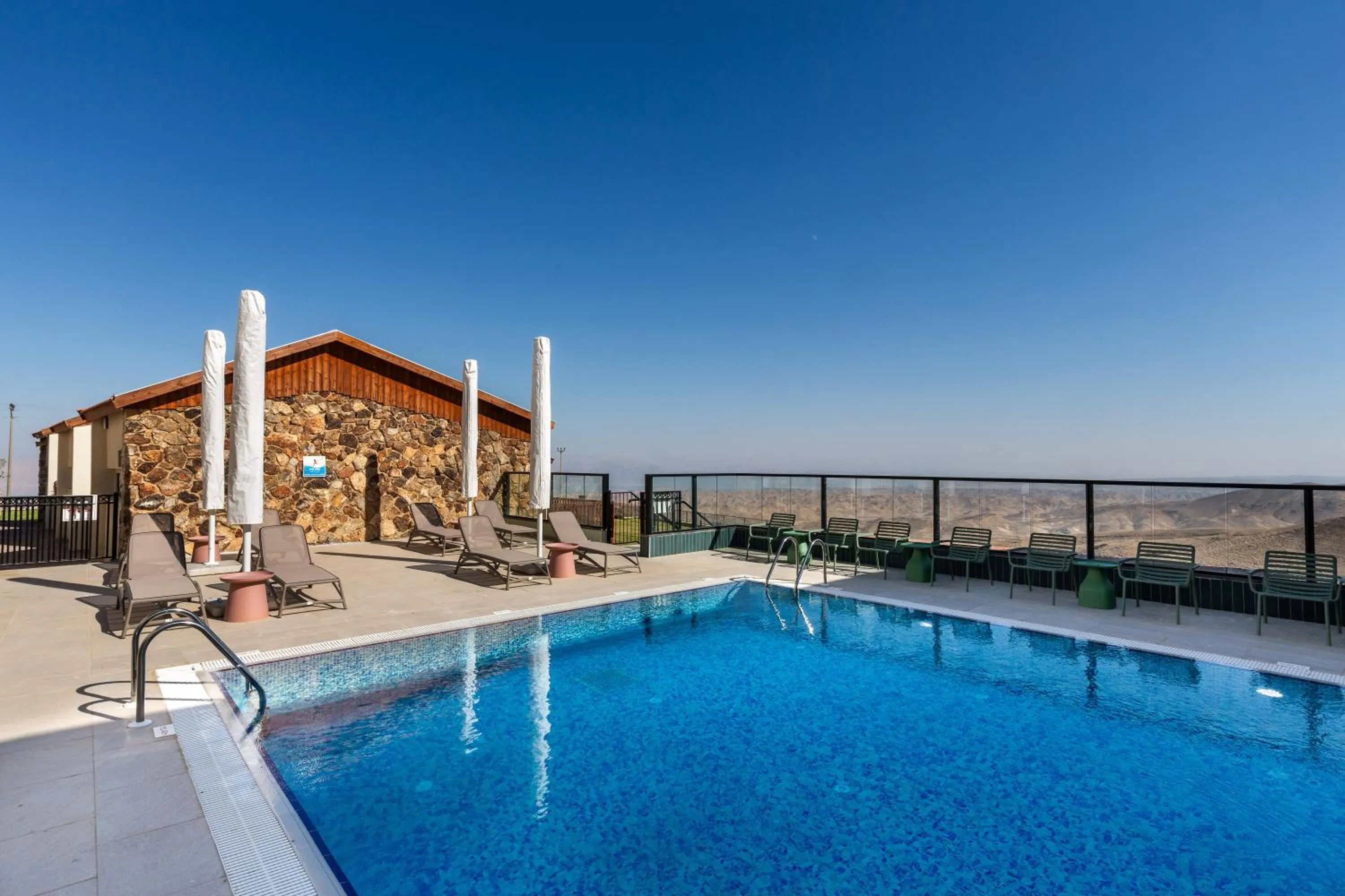 Pool view in Roxon Desert Arad