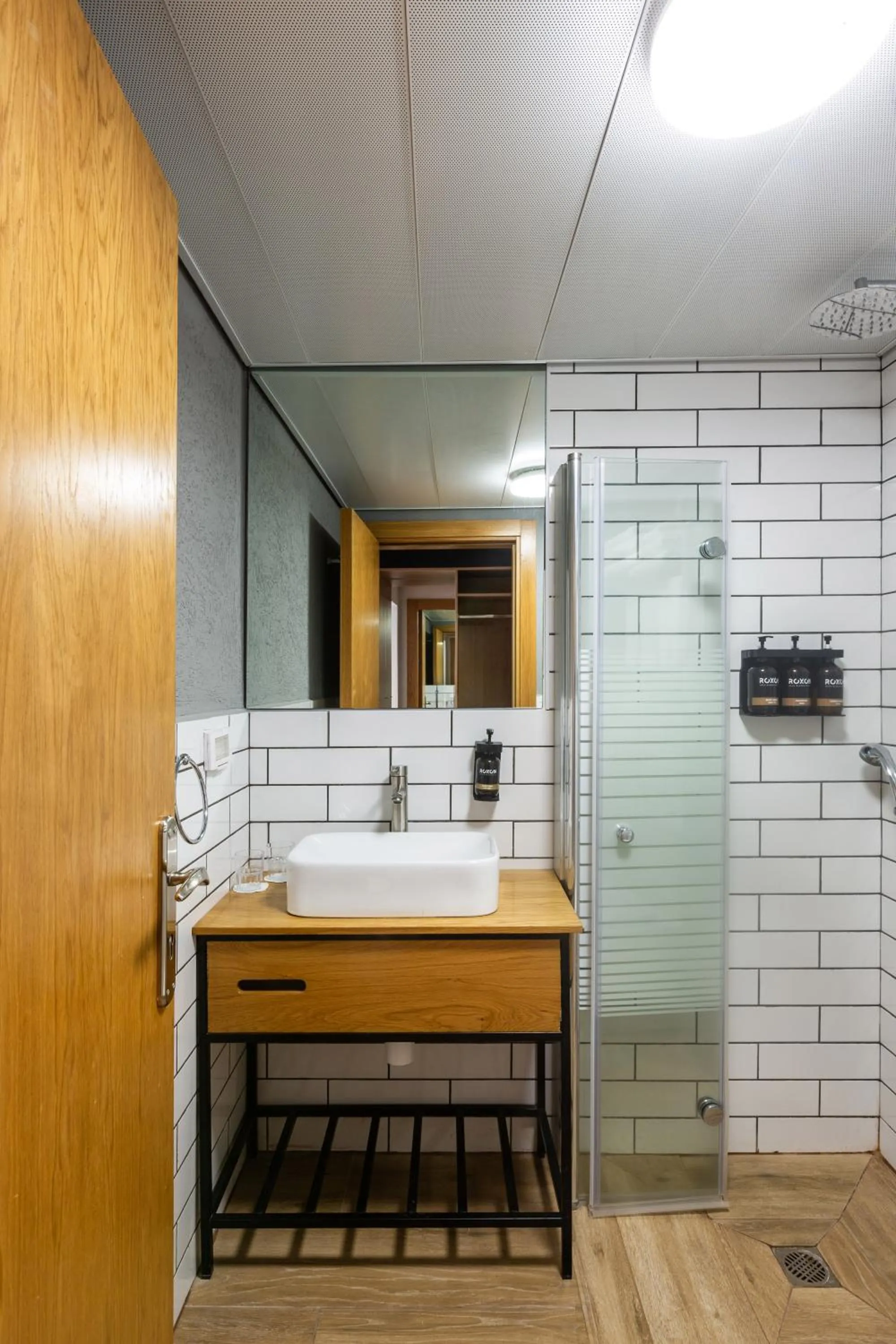 Shower in Roxon Desert Arad