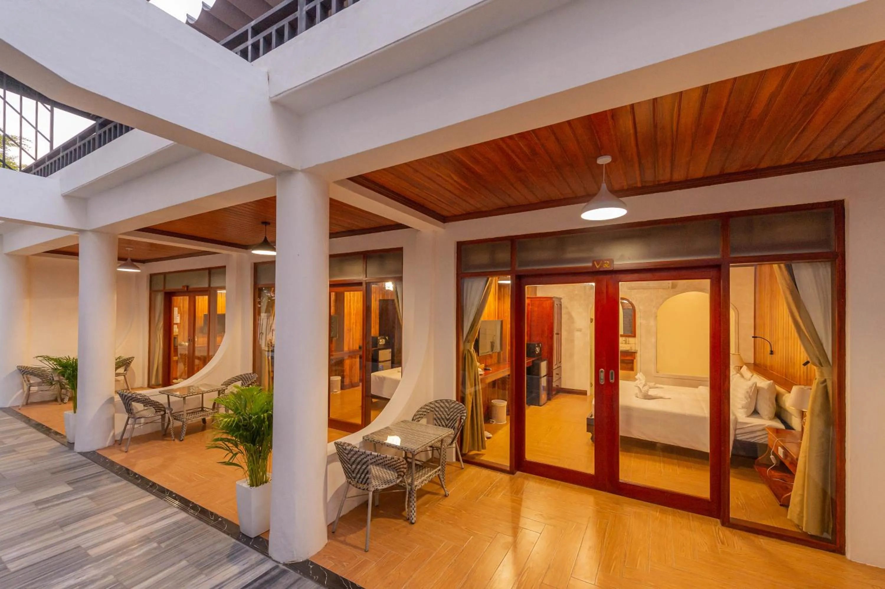 Balcony/Terrace, Bed in LuangPrabang Center Hotel