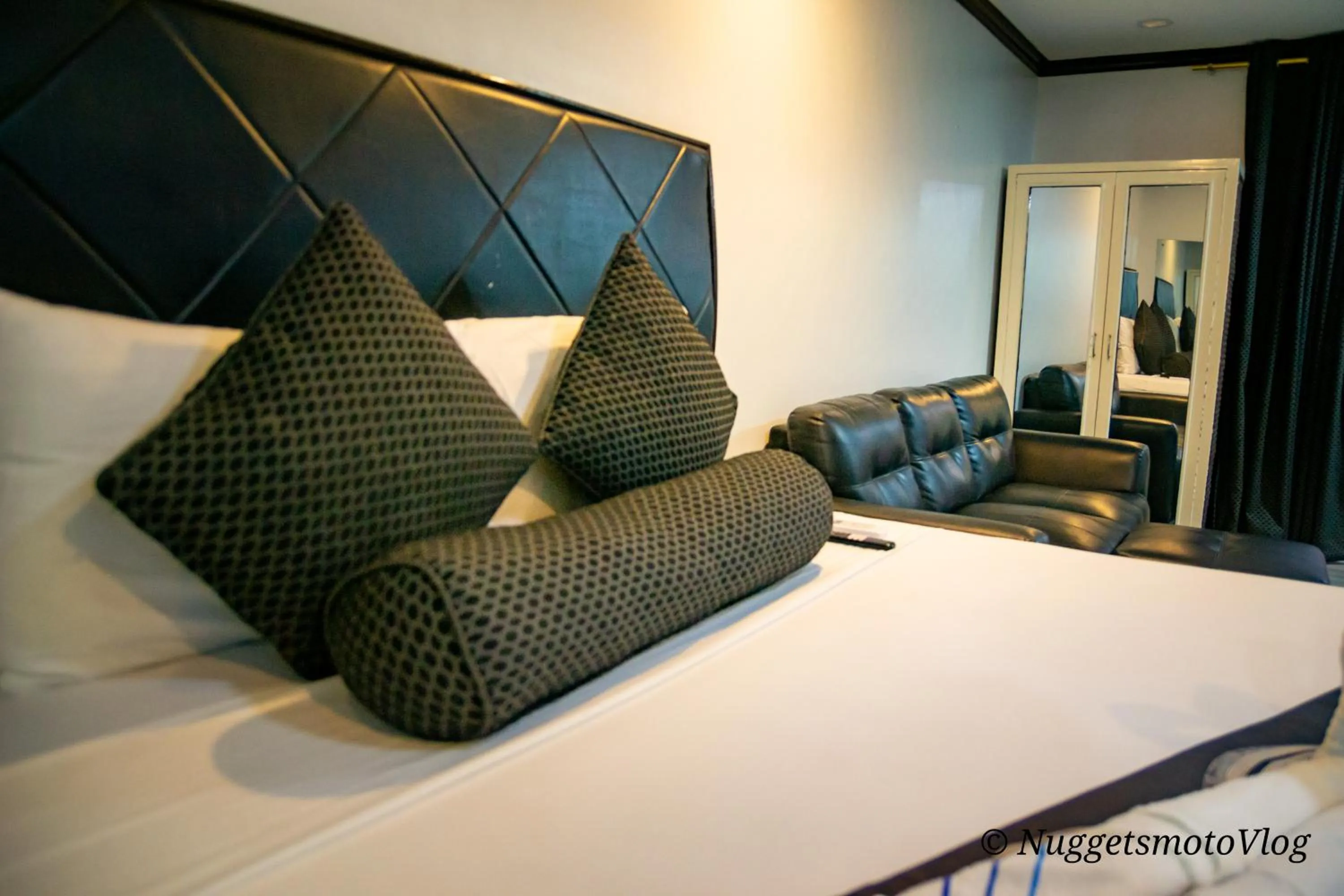 Living room, Bed in Grand Central Hotel