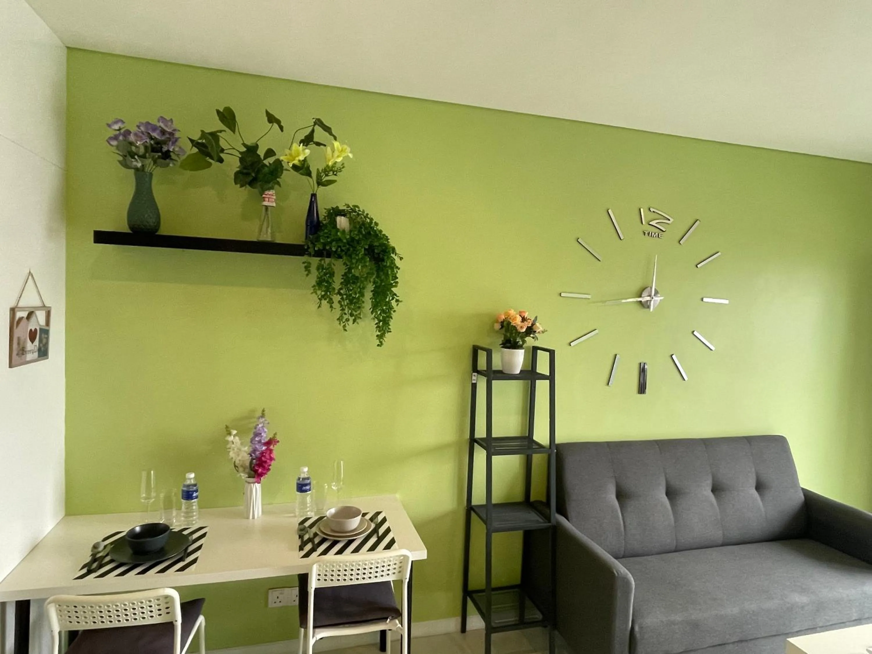 Living room in Mercu Summer Suite KLCC by Kuminshu