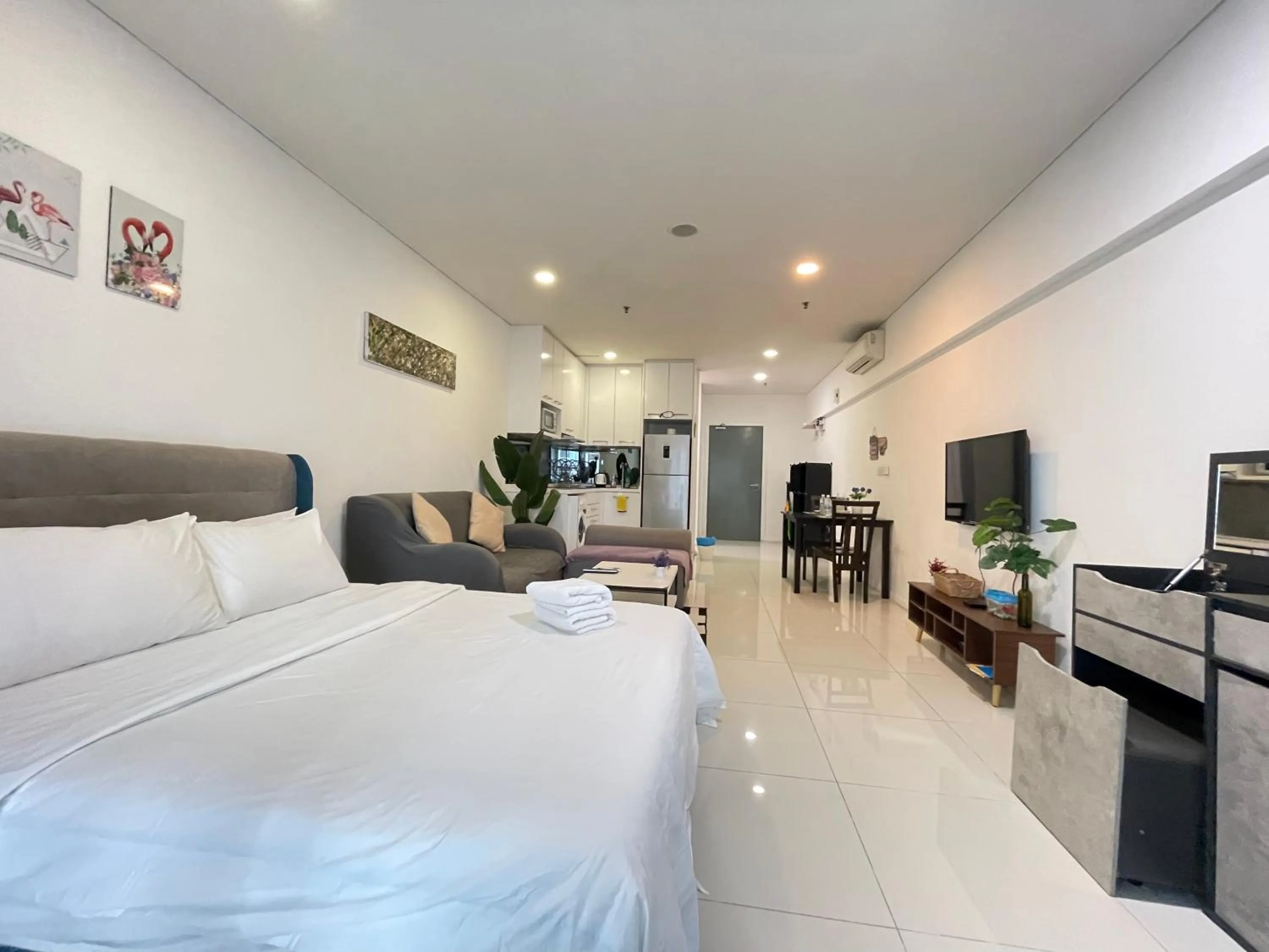 Photo of the whole room, Bed in Mercu Summer Suite KLCC by Kuminshu