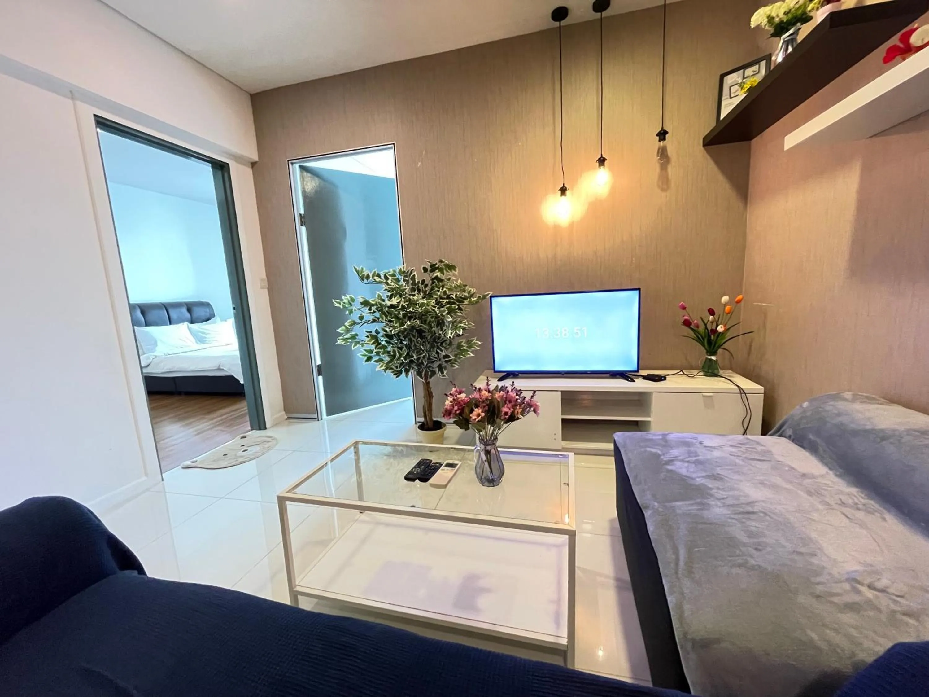 Living room in Mercu Summer Suite KLCC by Kuminshu