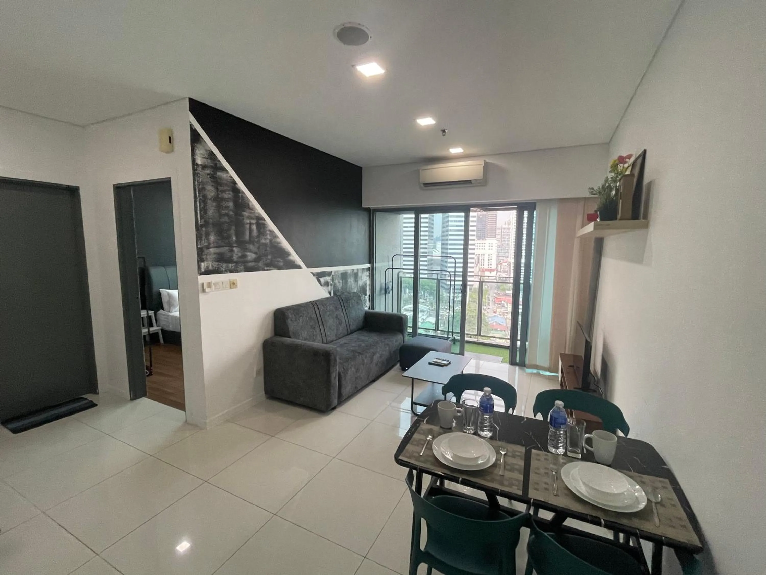 Living room in Mercu Summer Suite KLCC by Kuminshu