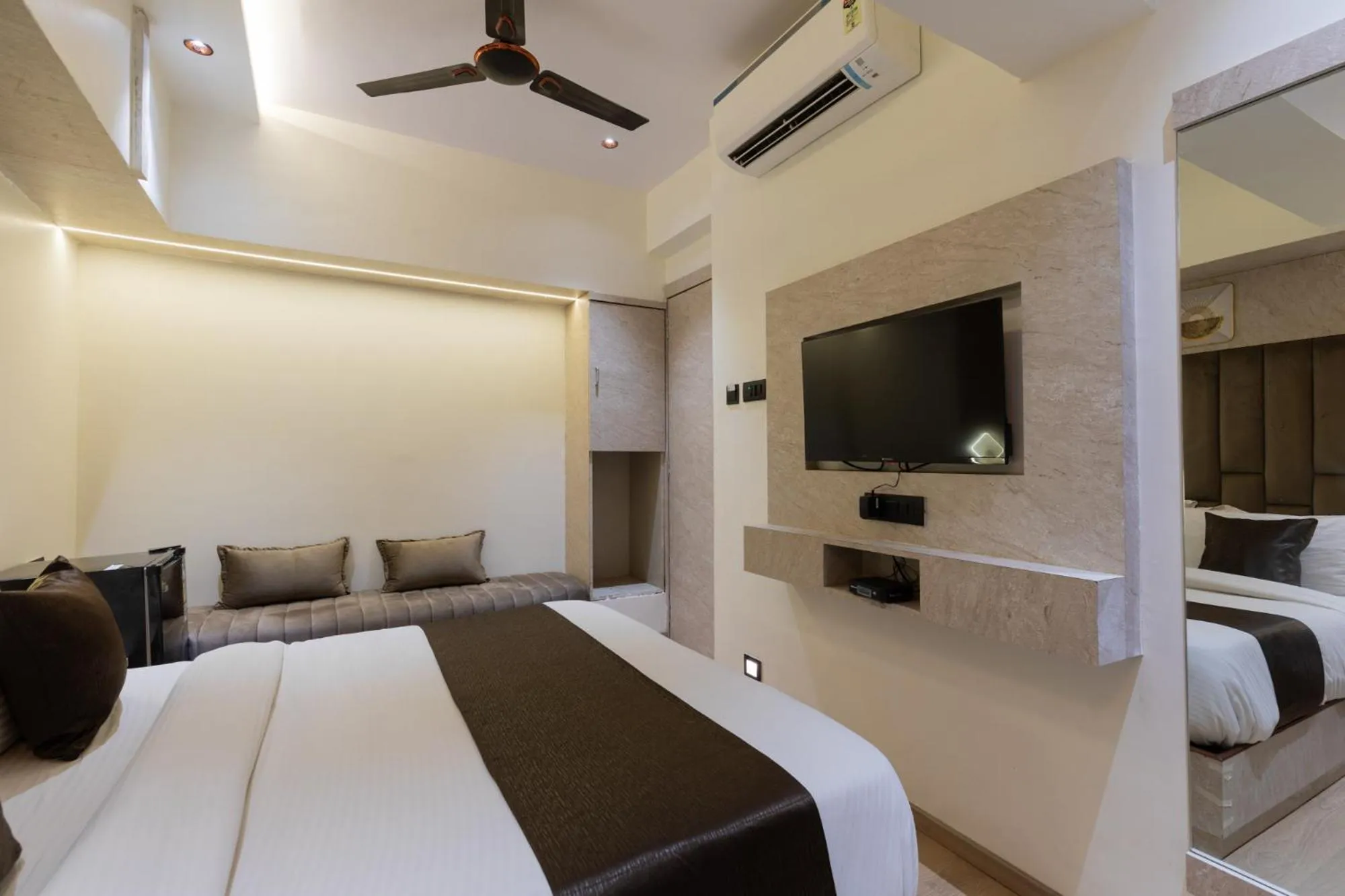 Bed in Hotel Larmont Luxury