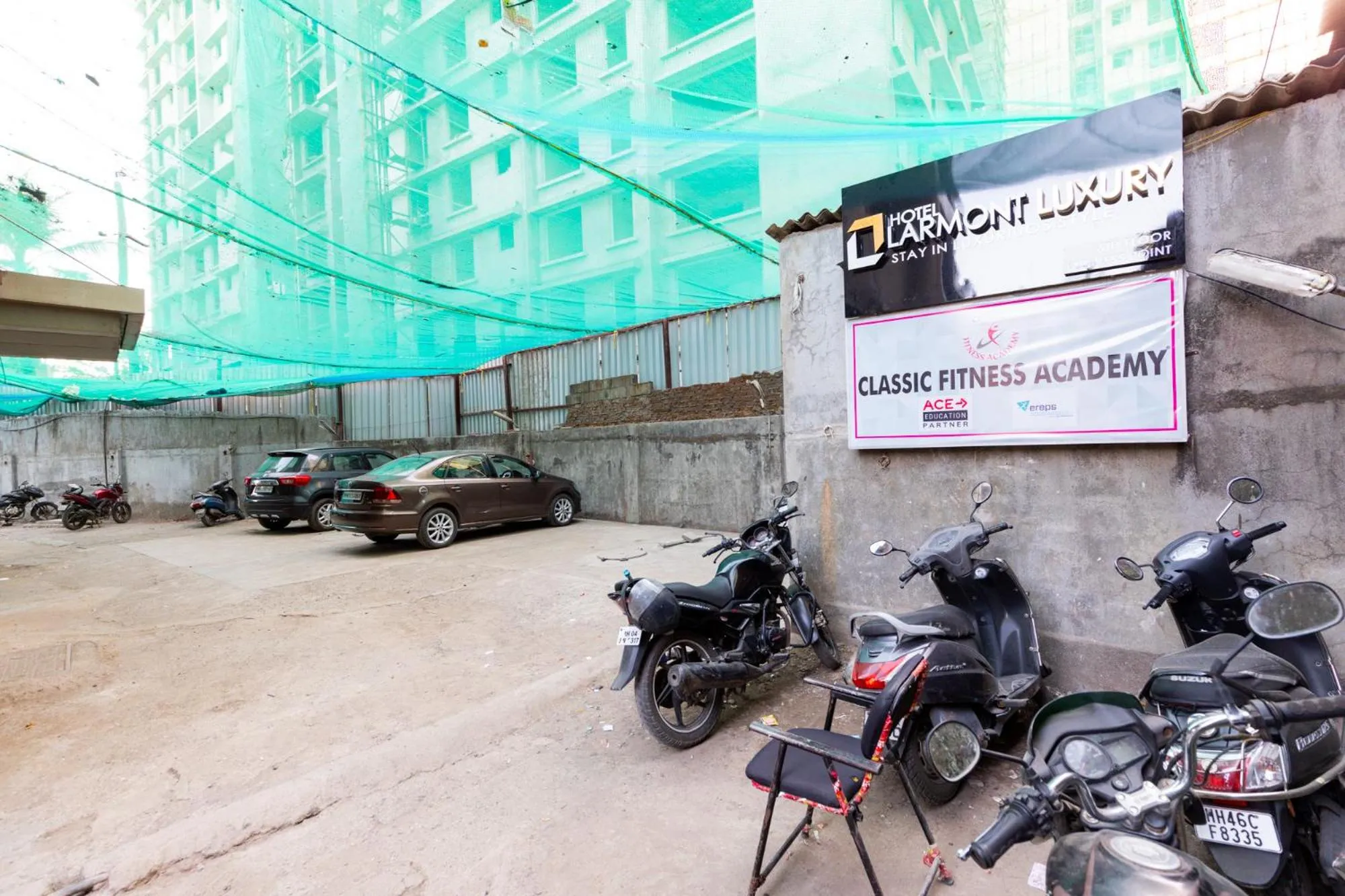 Facade/entrance in Hotel Larmont Luxury