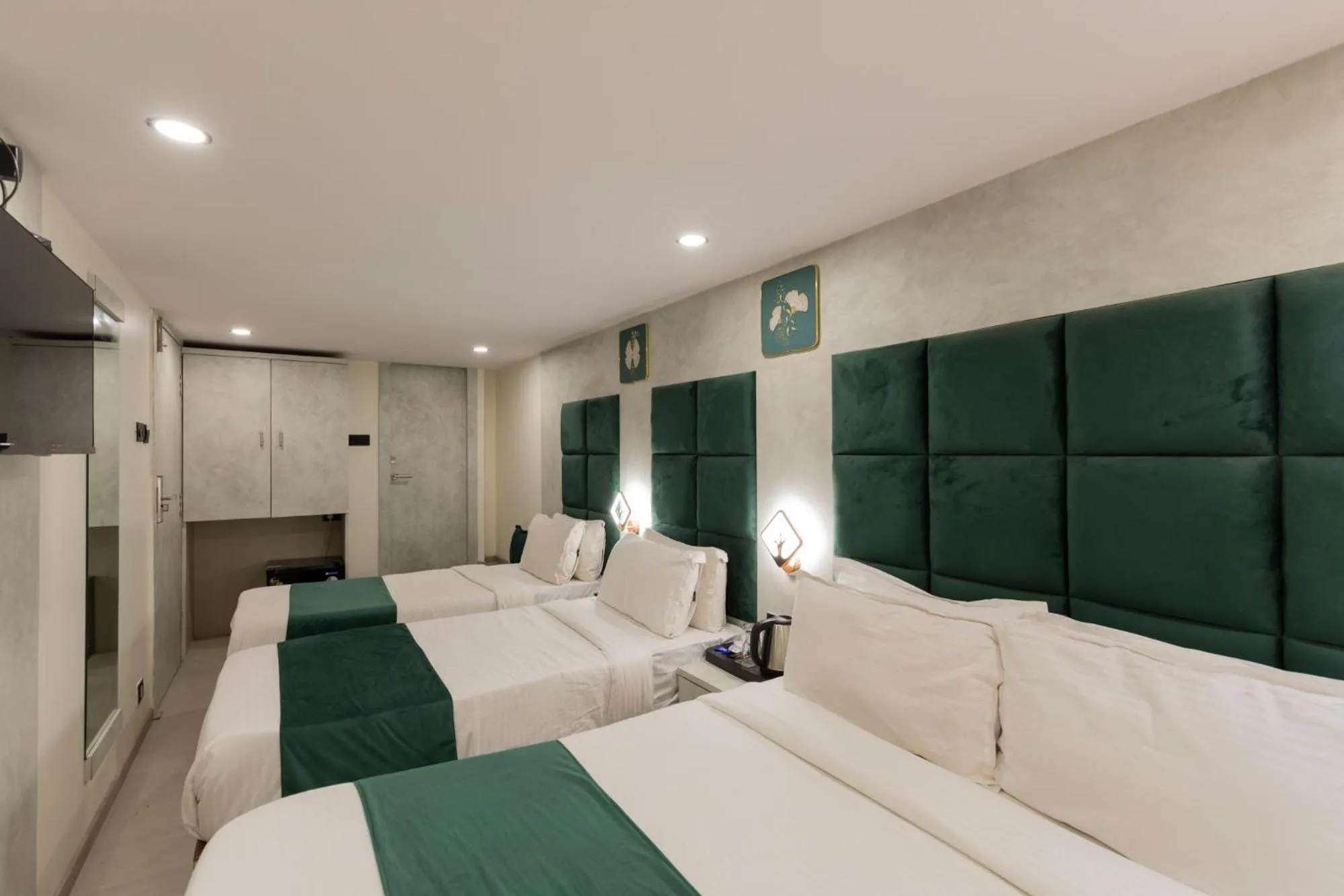 Bedroom, Bed in Hotel Larmont Luxury