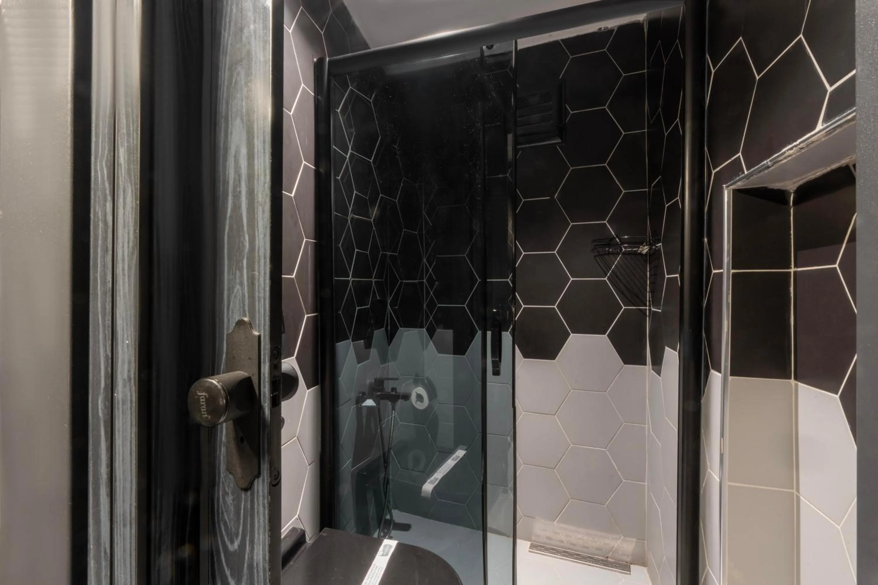 Shower in 6 Apartment Galata