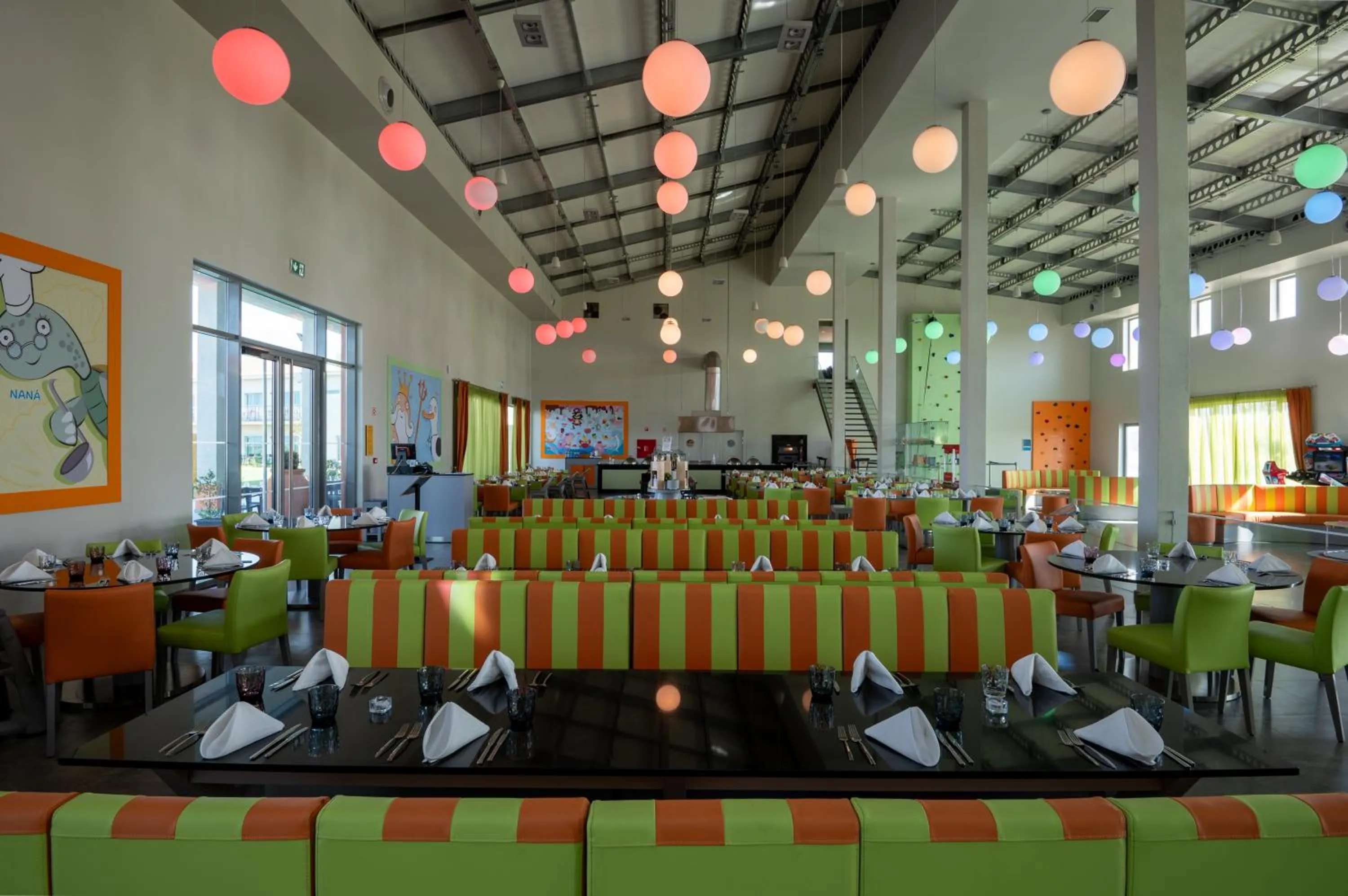 Restaurant/places to eat in Vila Gale Nep Kids