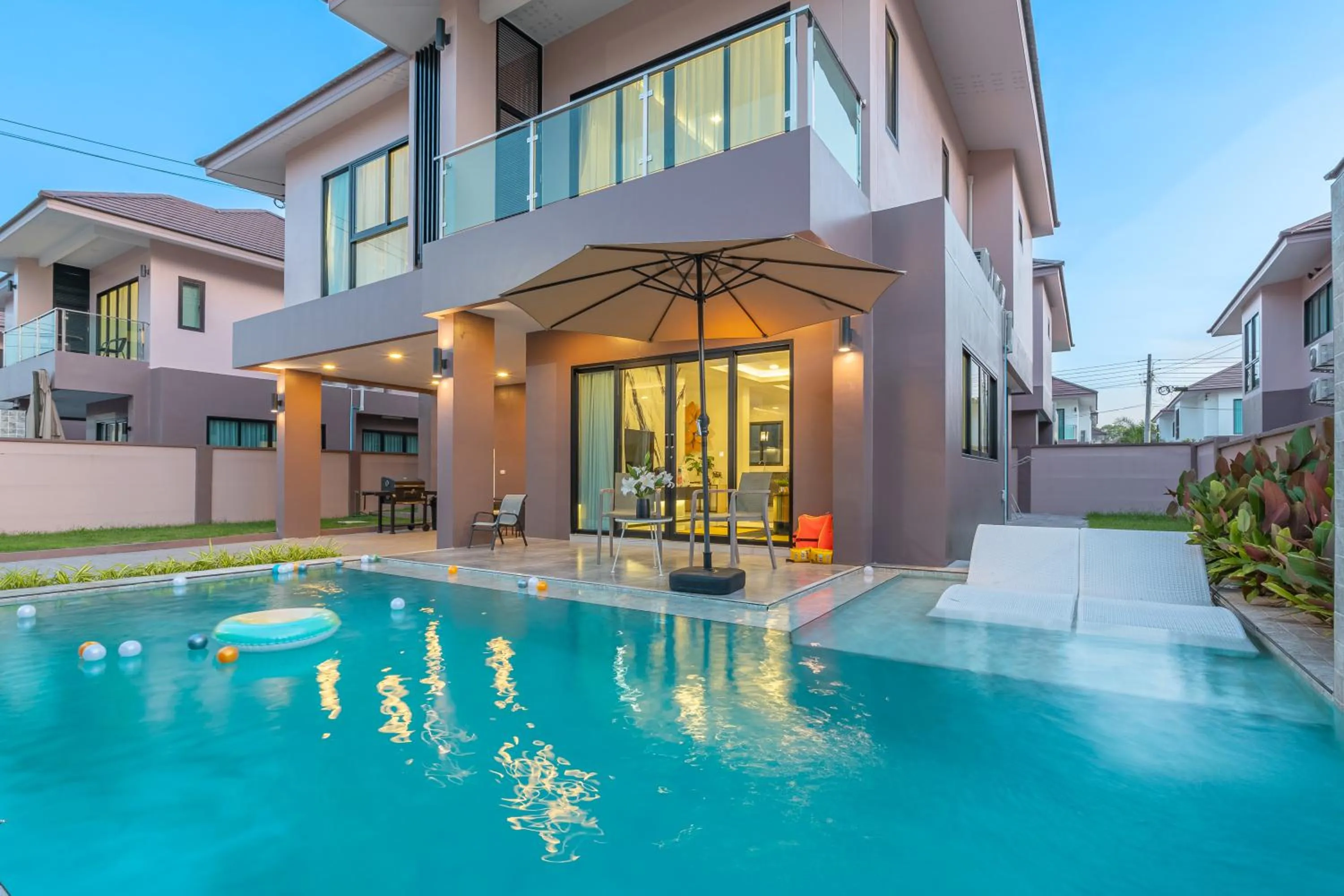 Property building in Southern Peak Pool Villa Huay Yai Pattaya