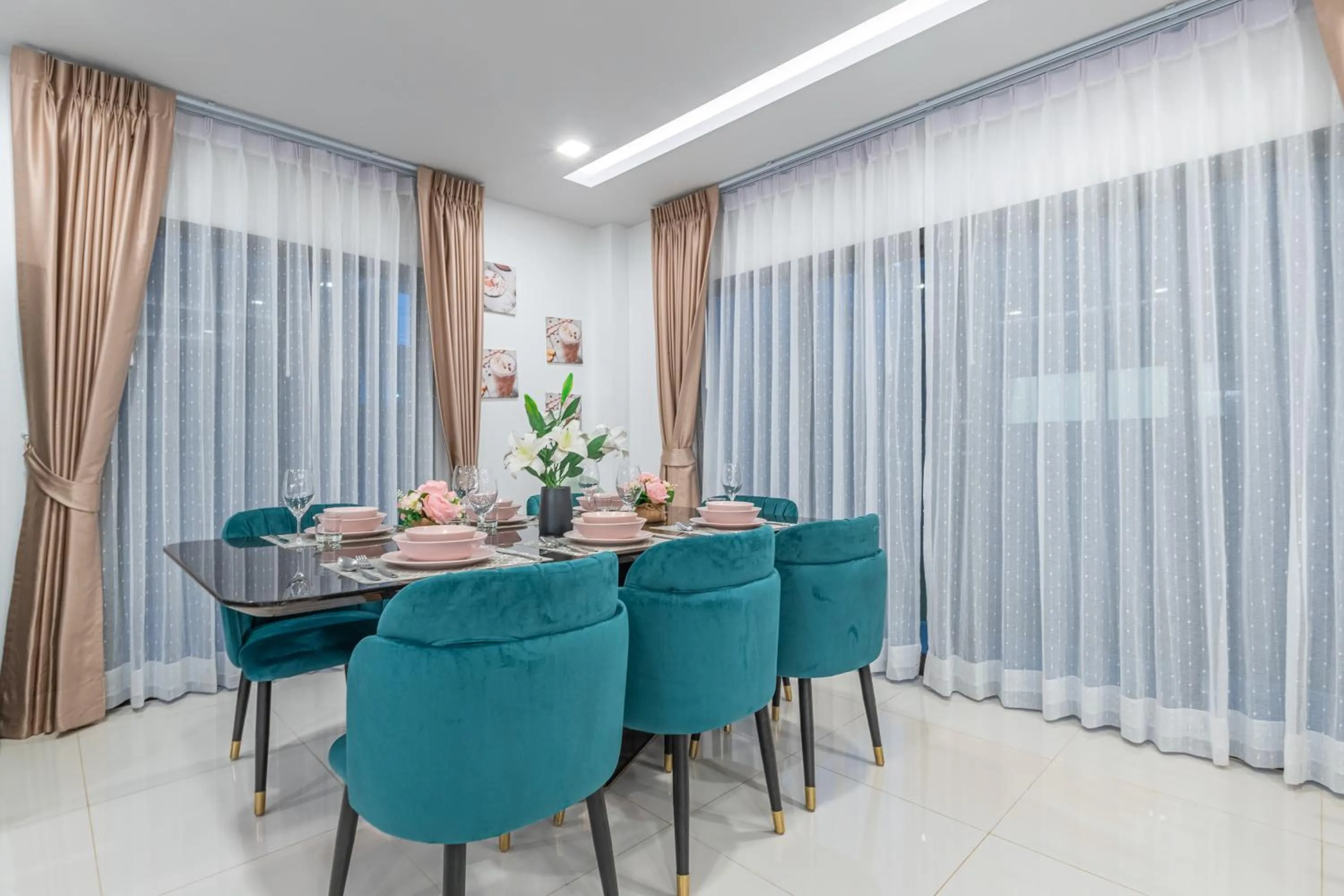 Dining area in Southern Peak Pool Villa Huay Yai Pattaya