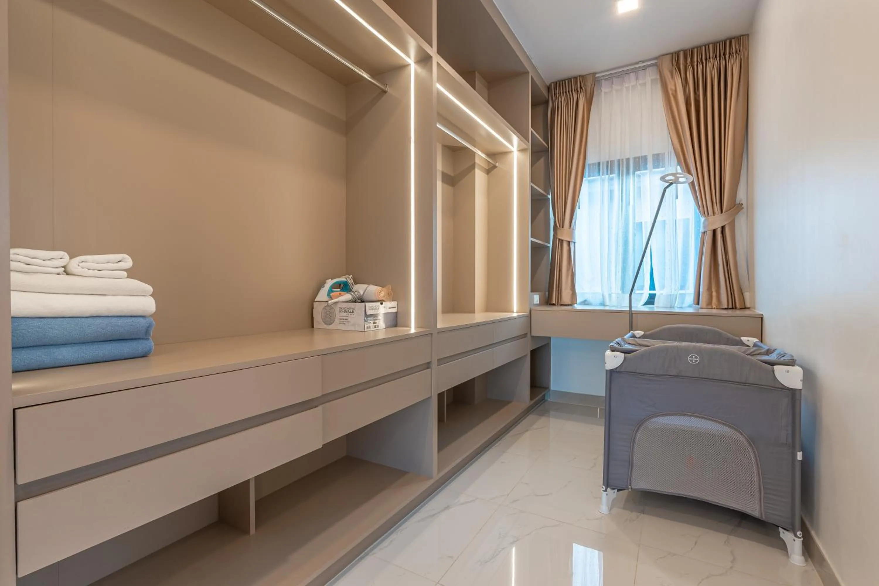 wardrobe, Bed in Southern Peak Pool Villa Huay Yai Pattaya