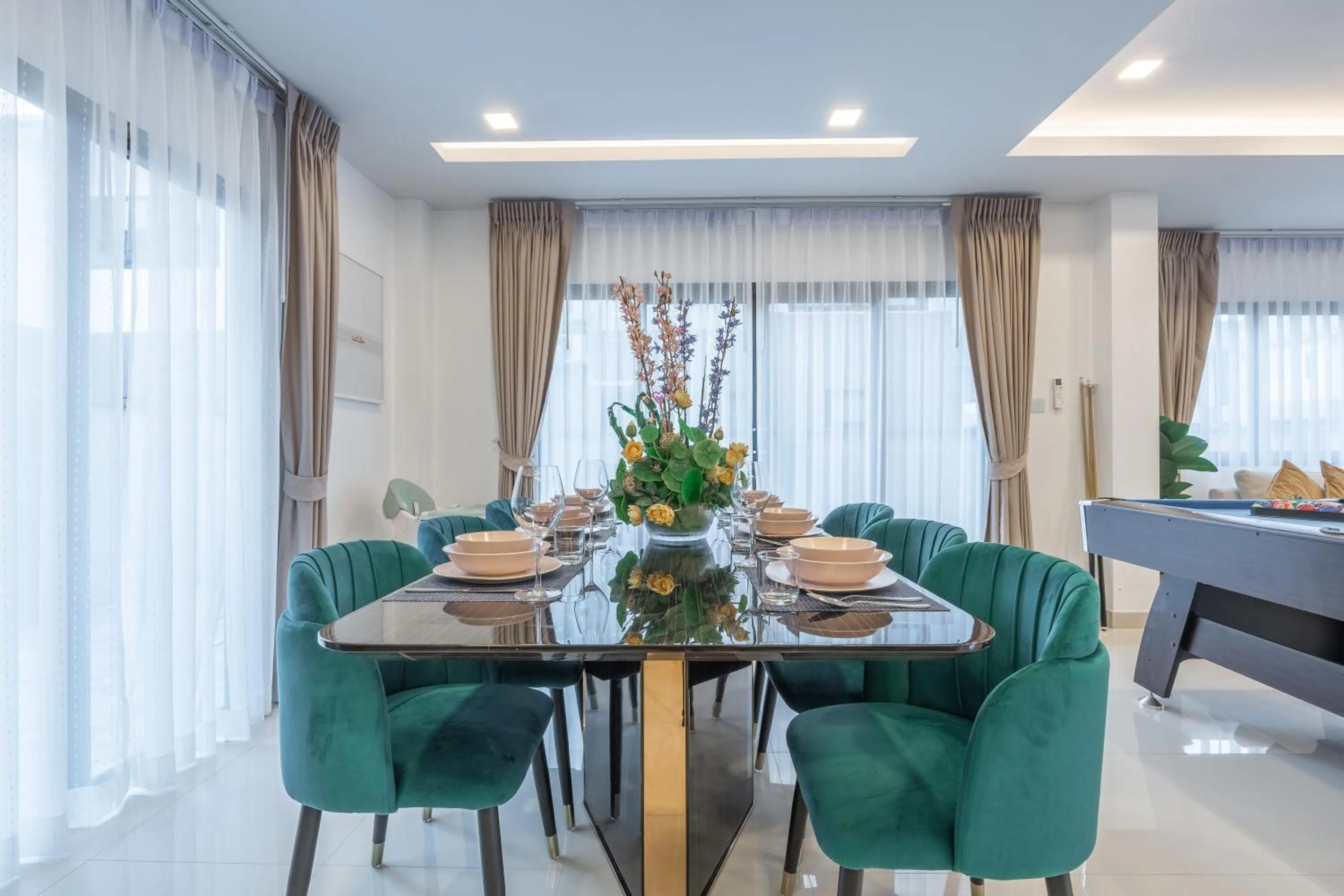 Dining area in Southern Peak Pool Villa Huay Yai Pattaya