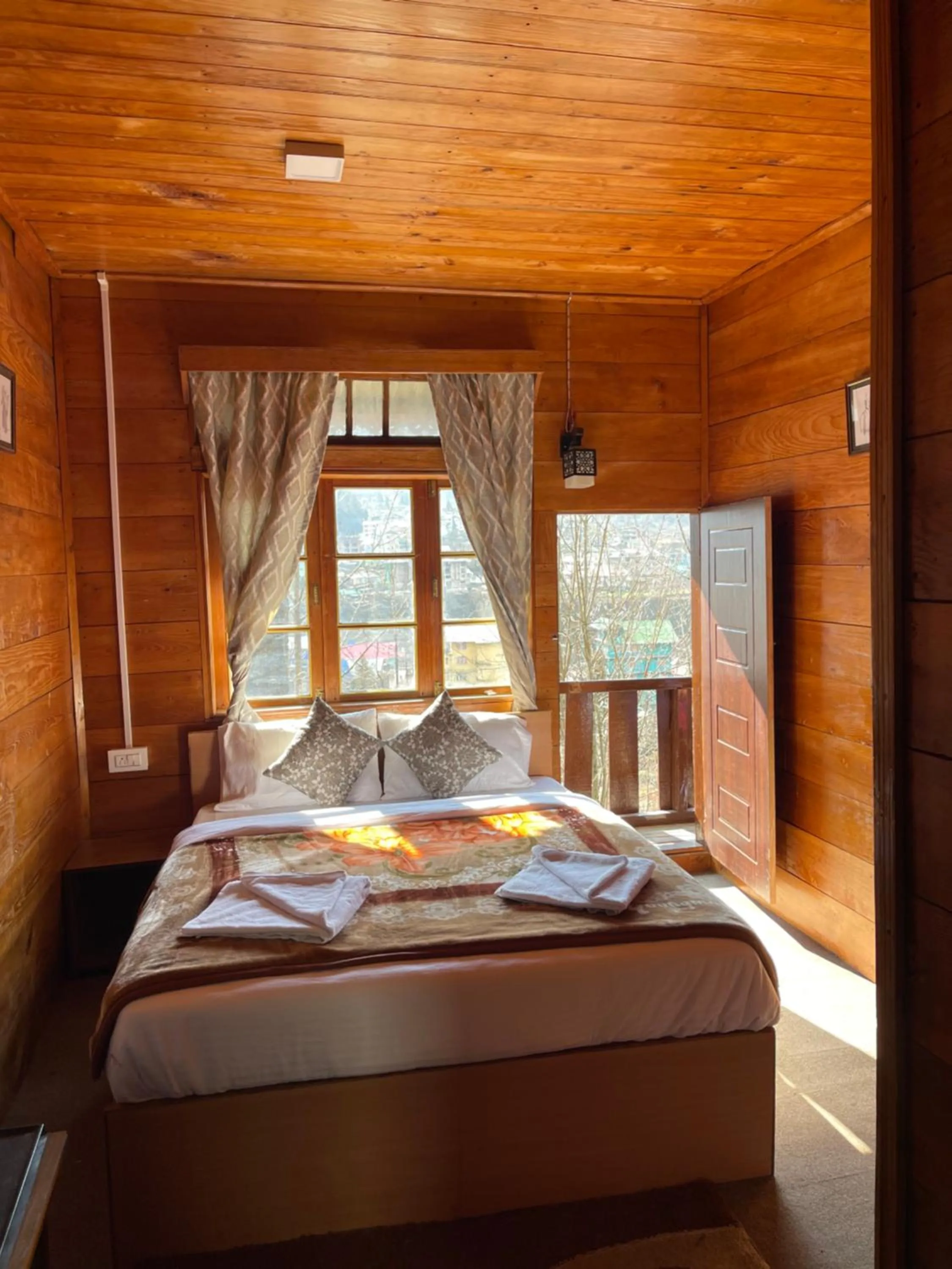 Bed in Apple Valley Cottages Lachung