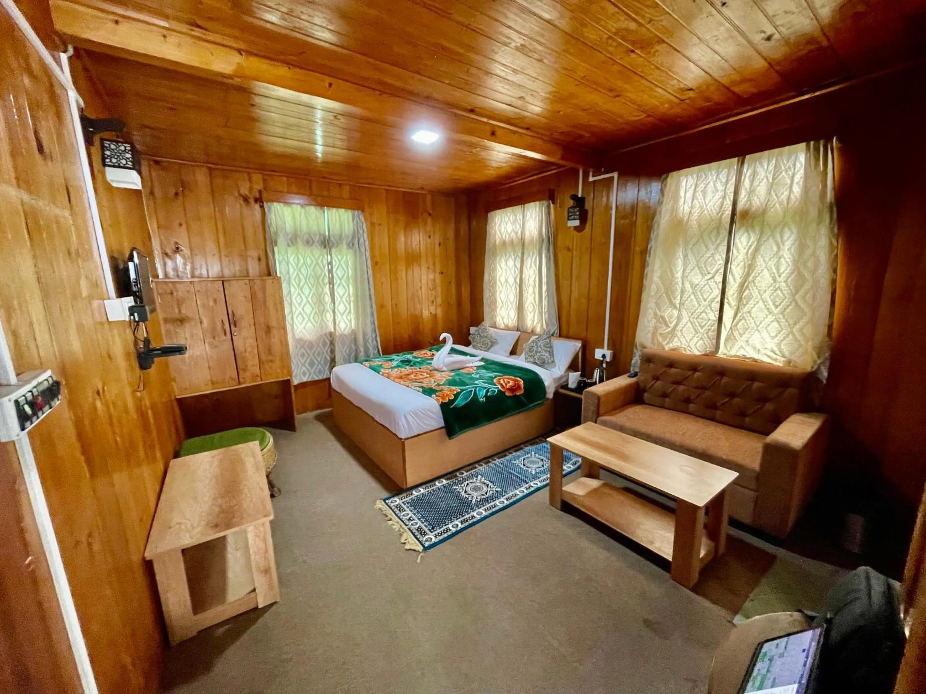 Bed in Apple Valley Cottages Lachung