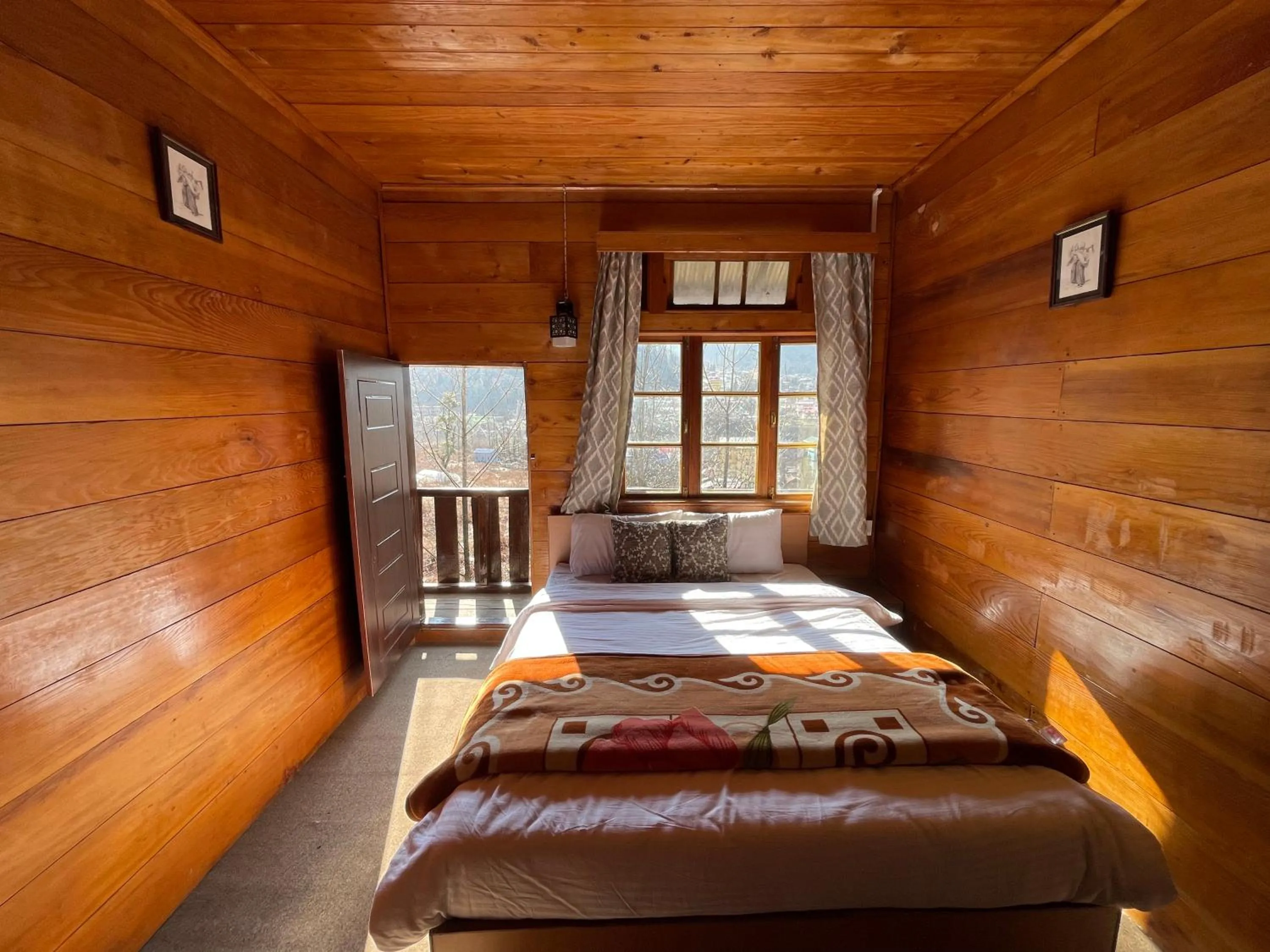 Bed in Apple Valley Cottages Lachung
