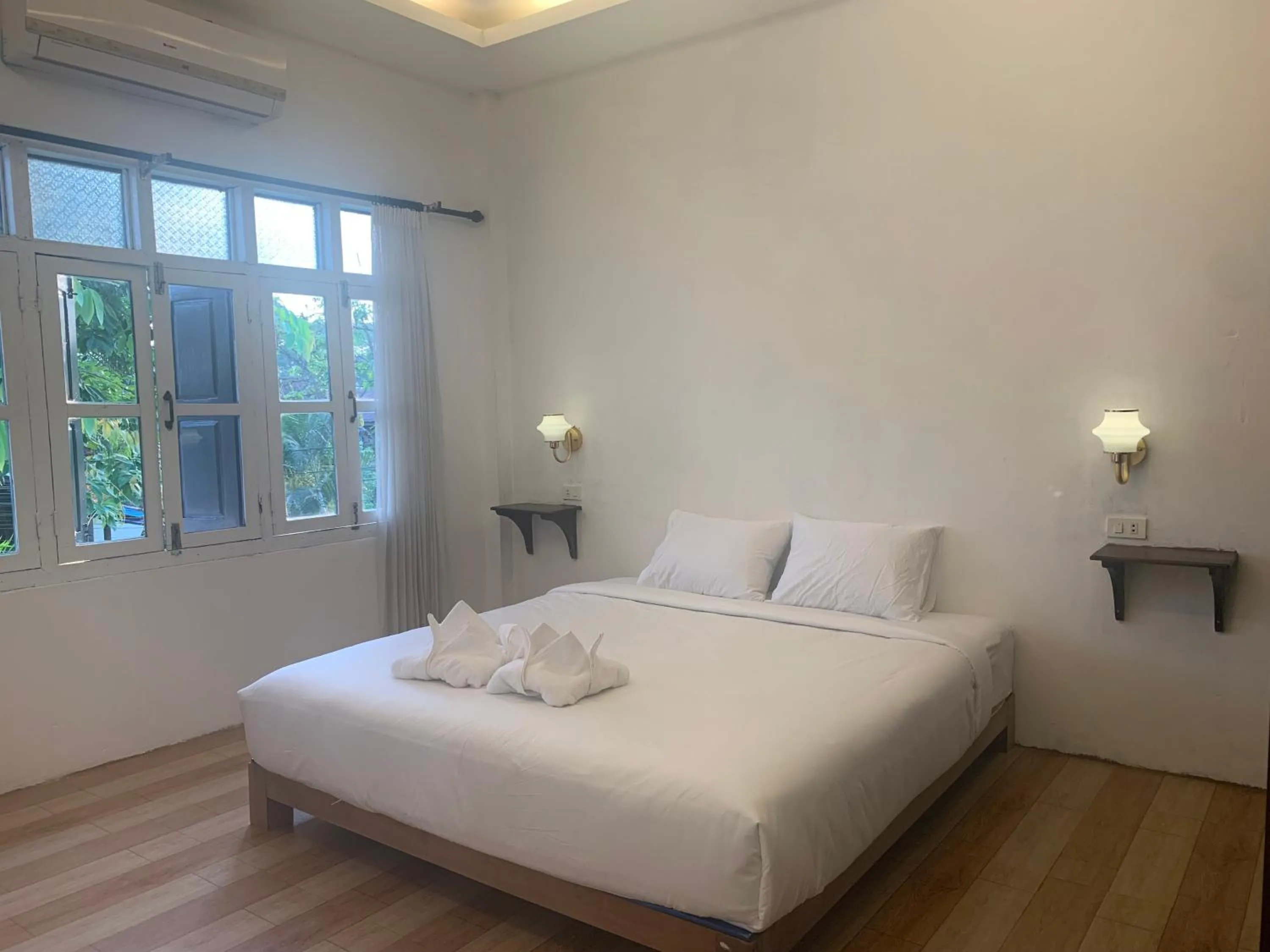 Photo of the whole room, Bed in La nuit de laos