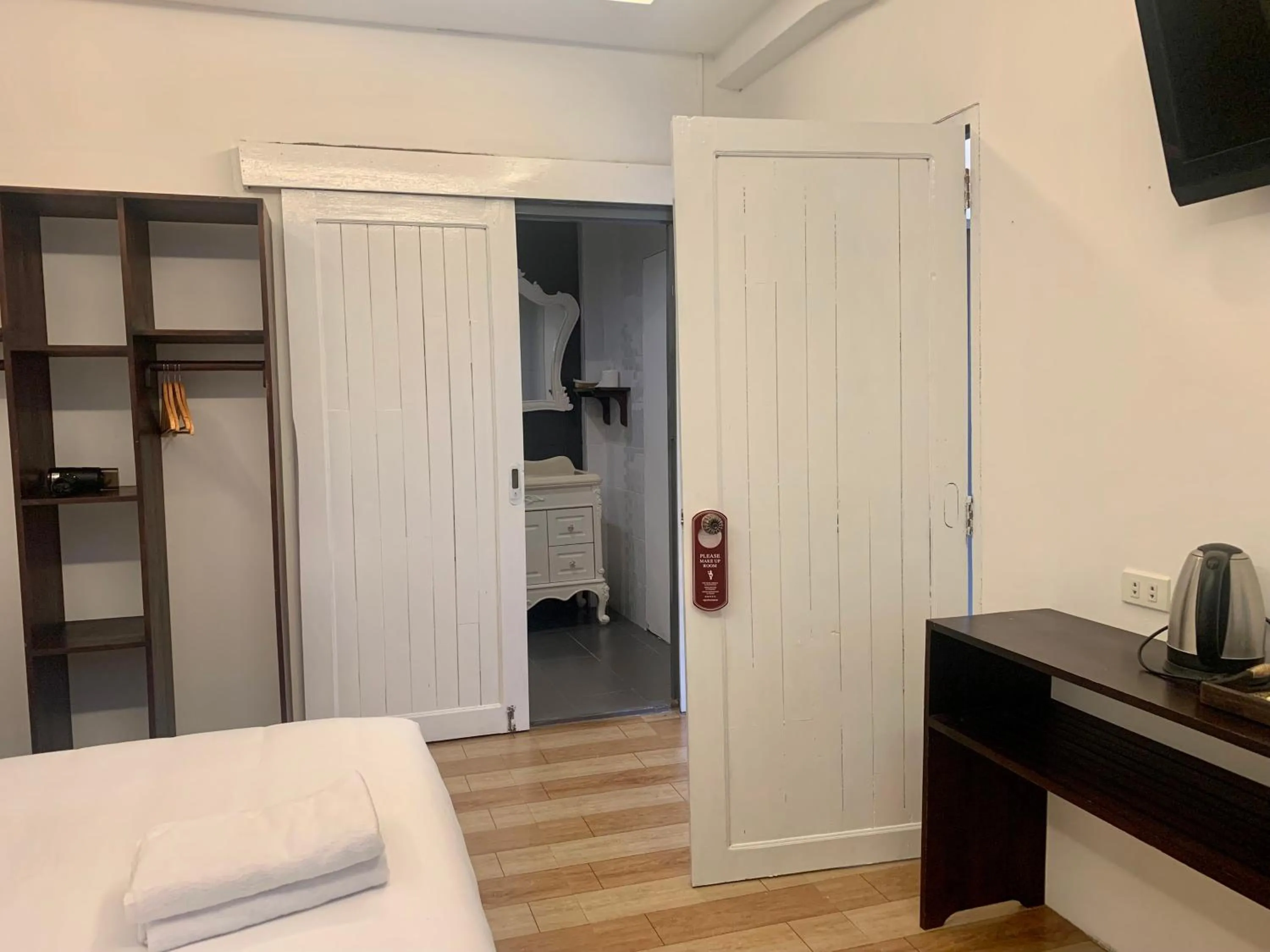 Photo of the whole room, Bed in La nuit de laos