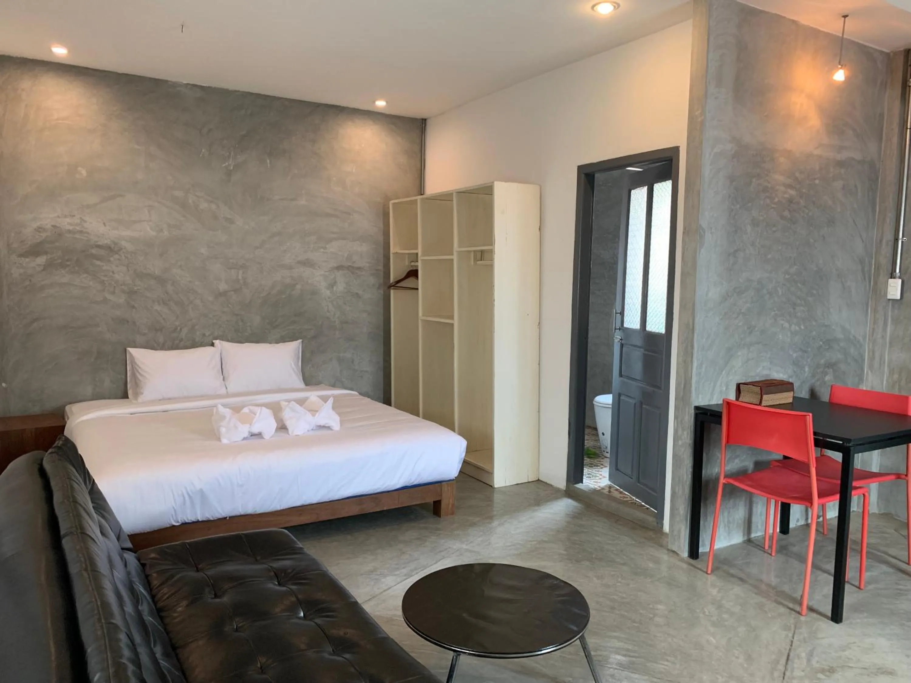 Photo of the whole room, Bed in La nuit de laos