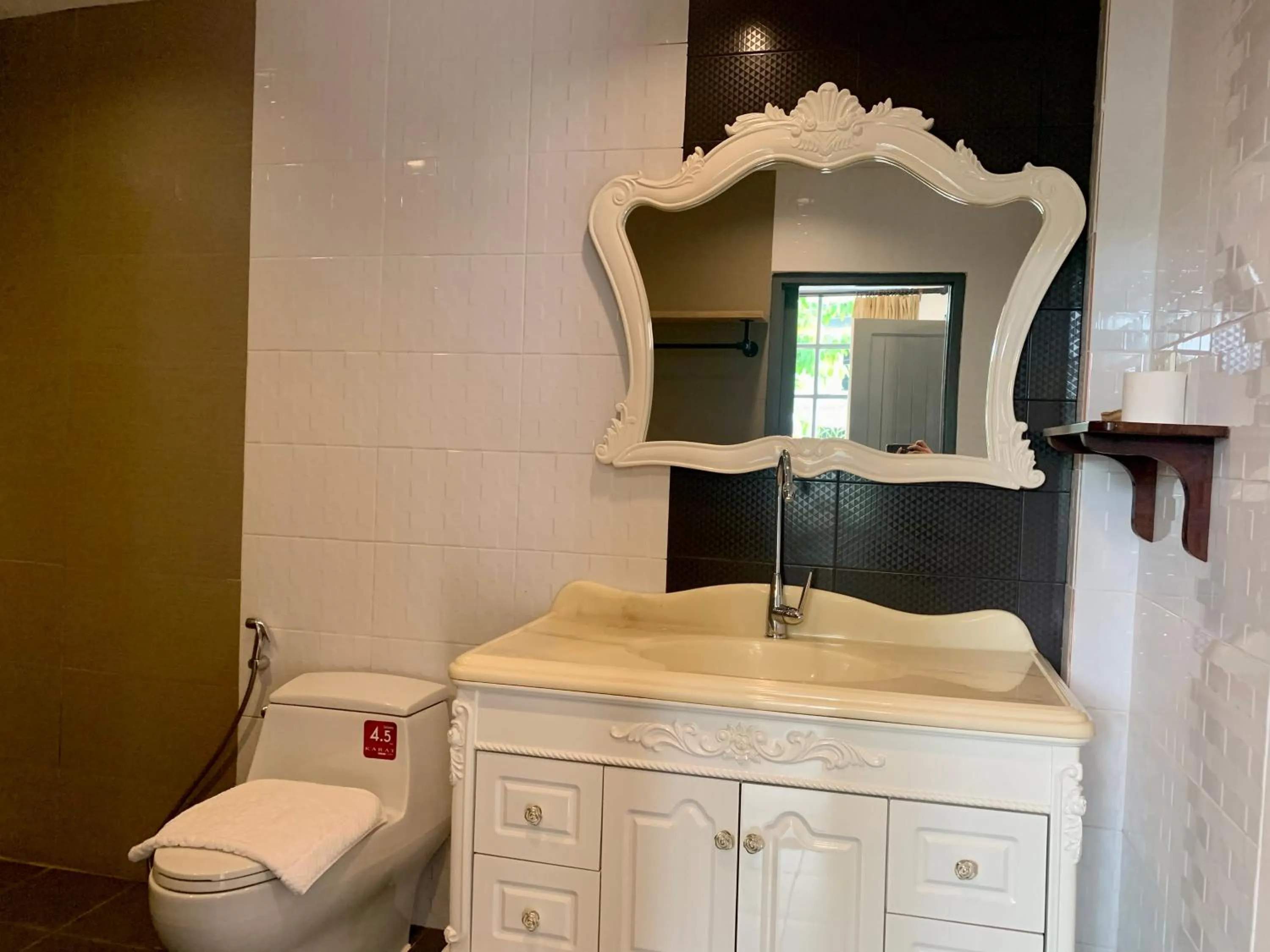 Bathroom in La nuit de laos